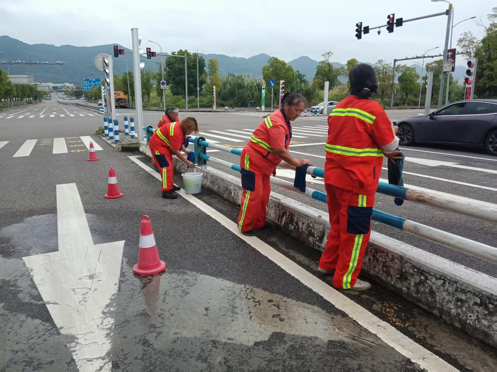 立行立改 开展物流园区域清扫保洁提质工作