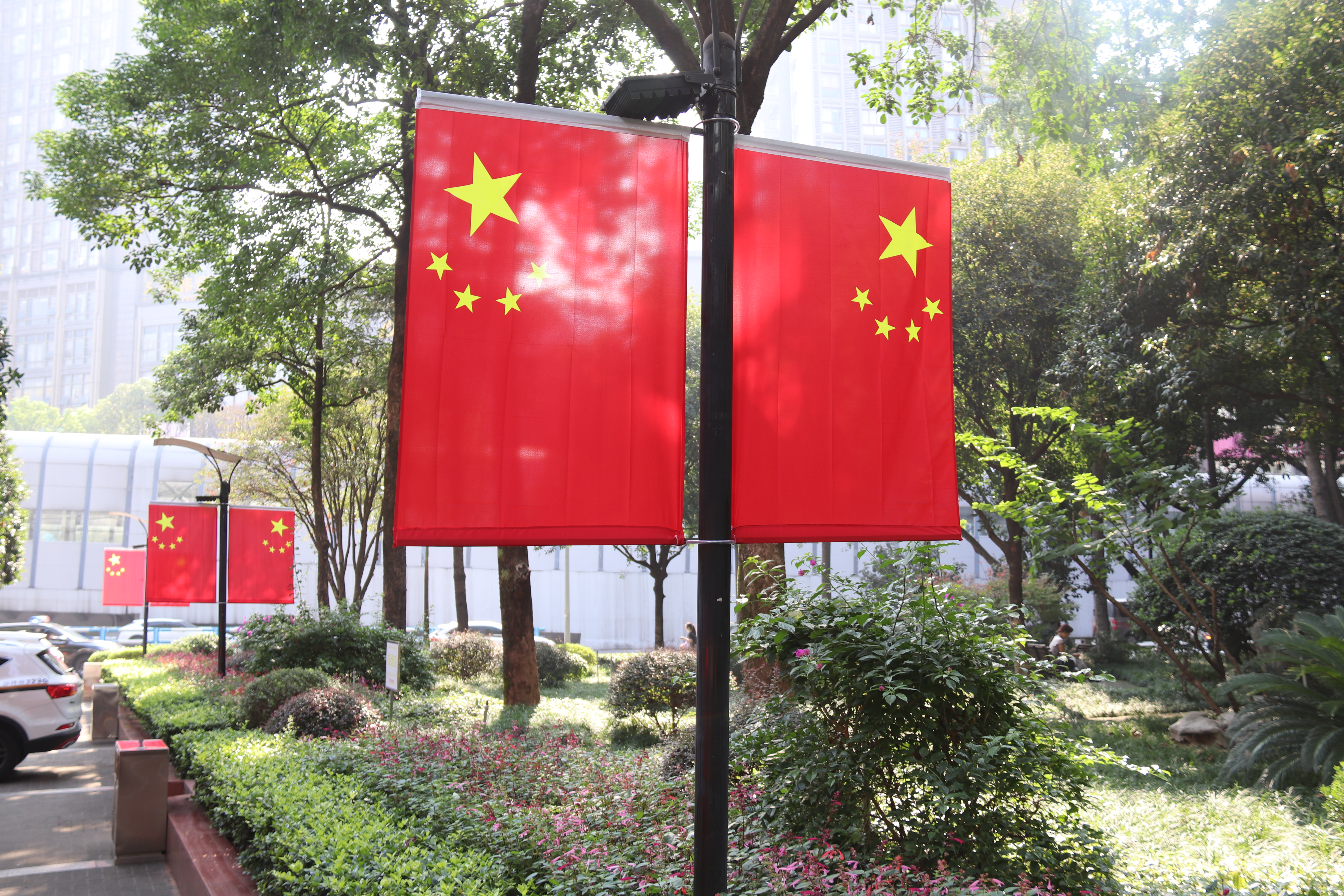 沙坪坝区机关事务管理局积极做好区级机关集中办公区国庆、中秋氛围营造