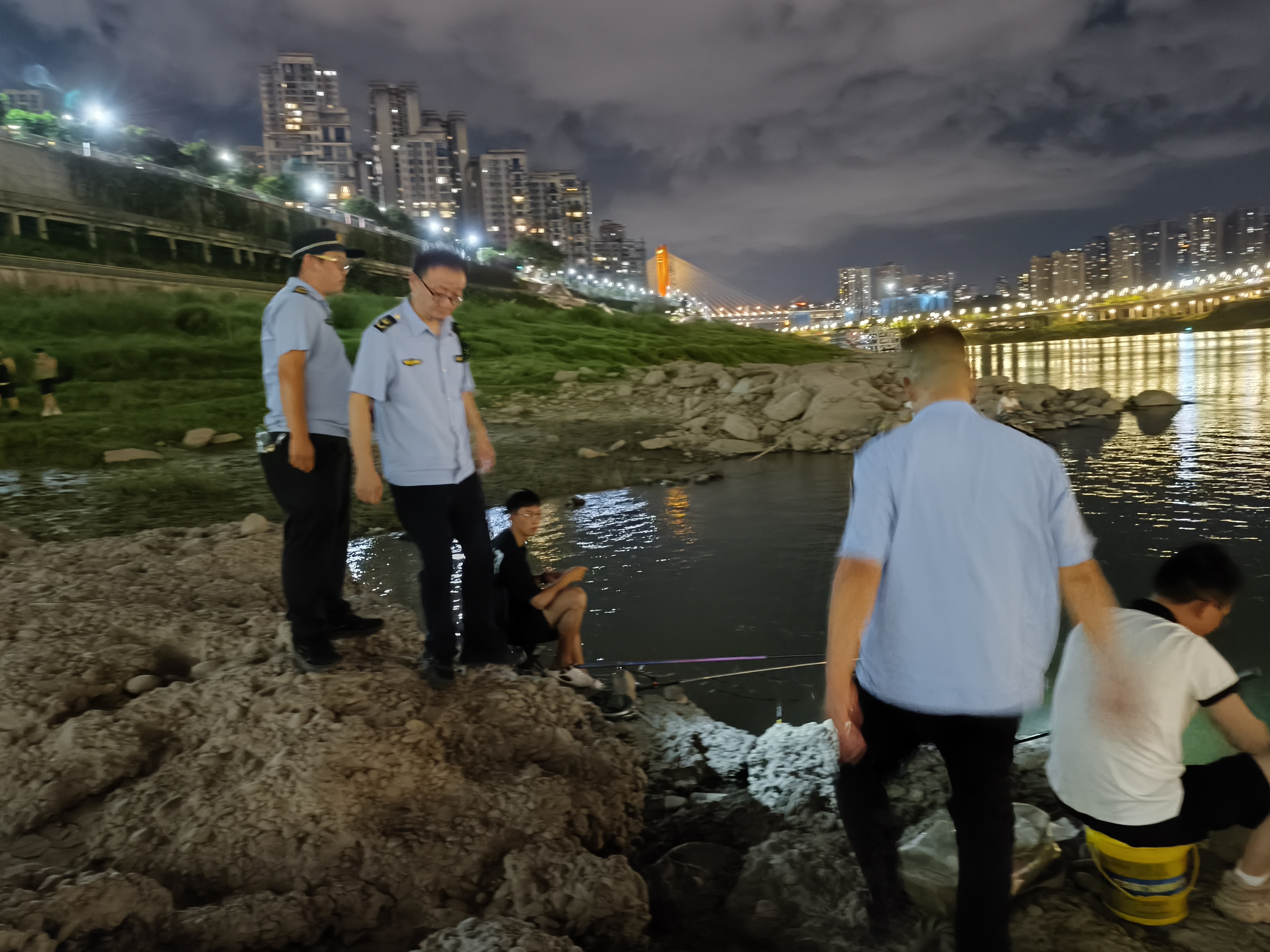 沙坪坝区组织开展打击非法垂钓“零点行动”专项执法检查