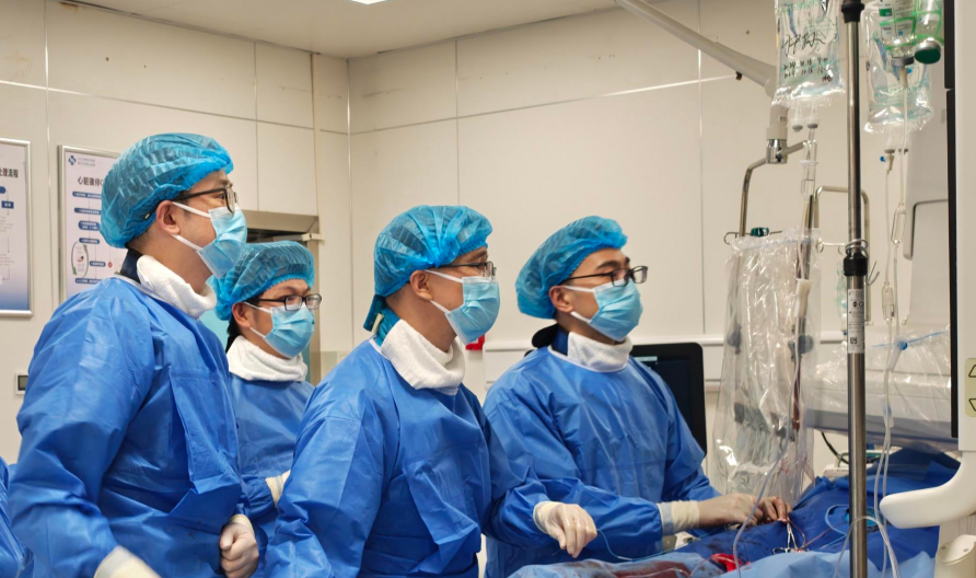 老人突发急性心梗 医生用“金刚钻”重建生命通道2.png