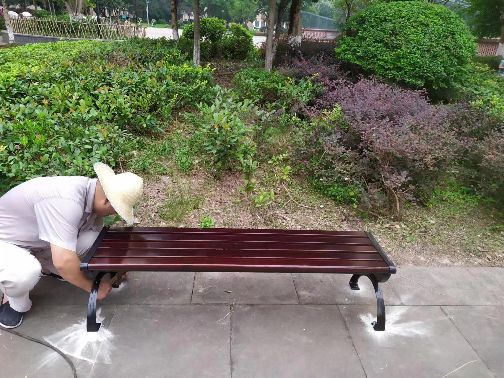 增设公租房小区休闲座椅 做好群众贴心事