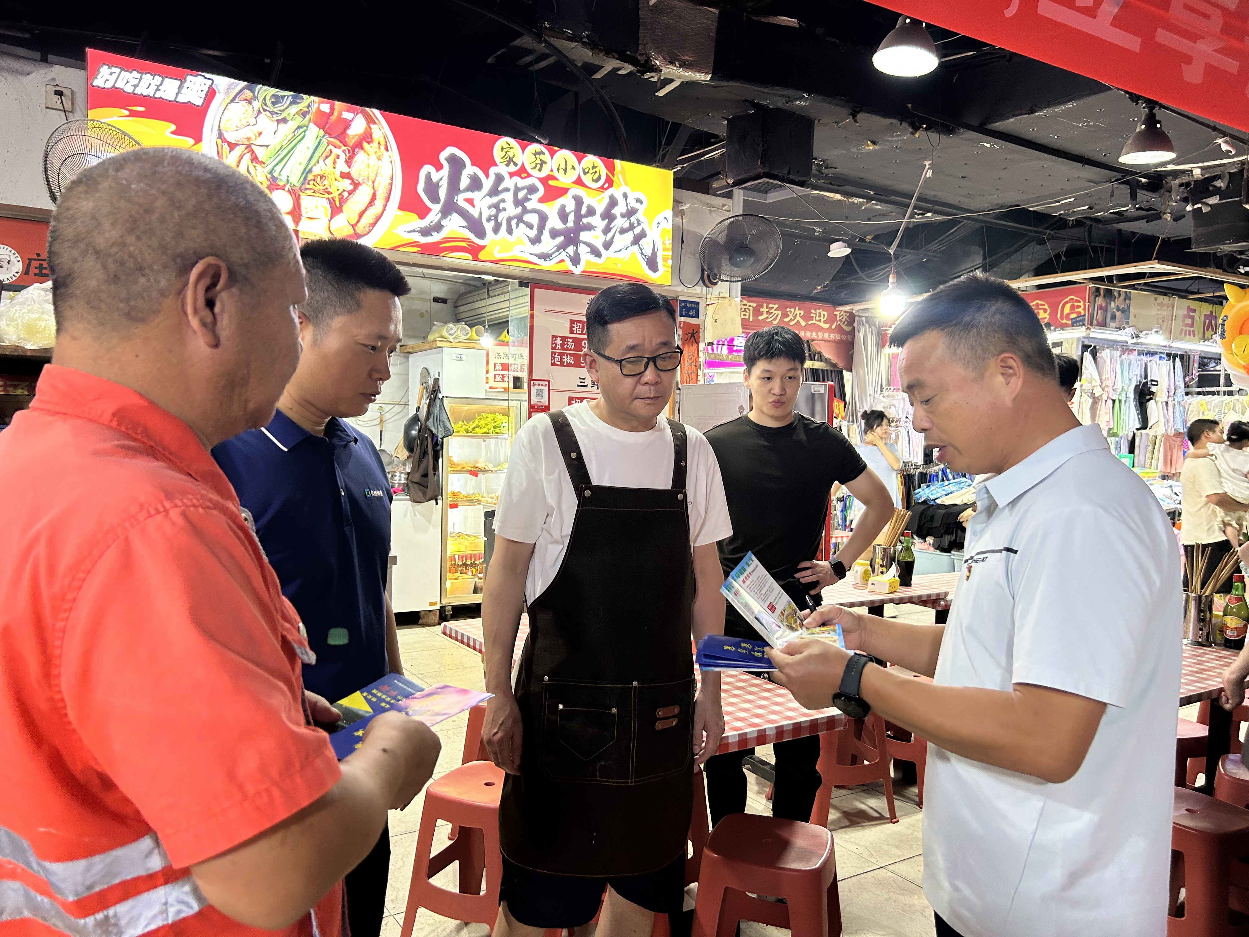 沙坪坝区住房城乡建委组织开展城市排水安全主题宣传活动
