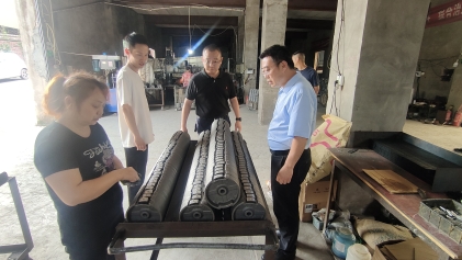 回龙坝镇：西溪桥村开展企业安全检查