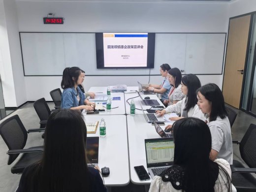 回龙坝镇：便民服务中心进企业宣讲惠企政策
