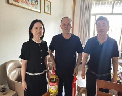 回龙坝镇：回龙坝社区支部开展“七一”  走访慰问老党员活动
