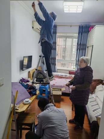 回龙坝镇：聚龙城社区安装高层建筑物联感知设备