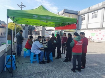 回龙坝镇： 四龙村开展眼科义诊活动