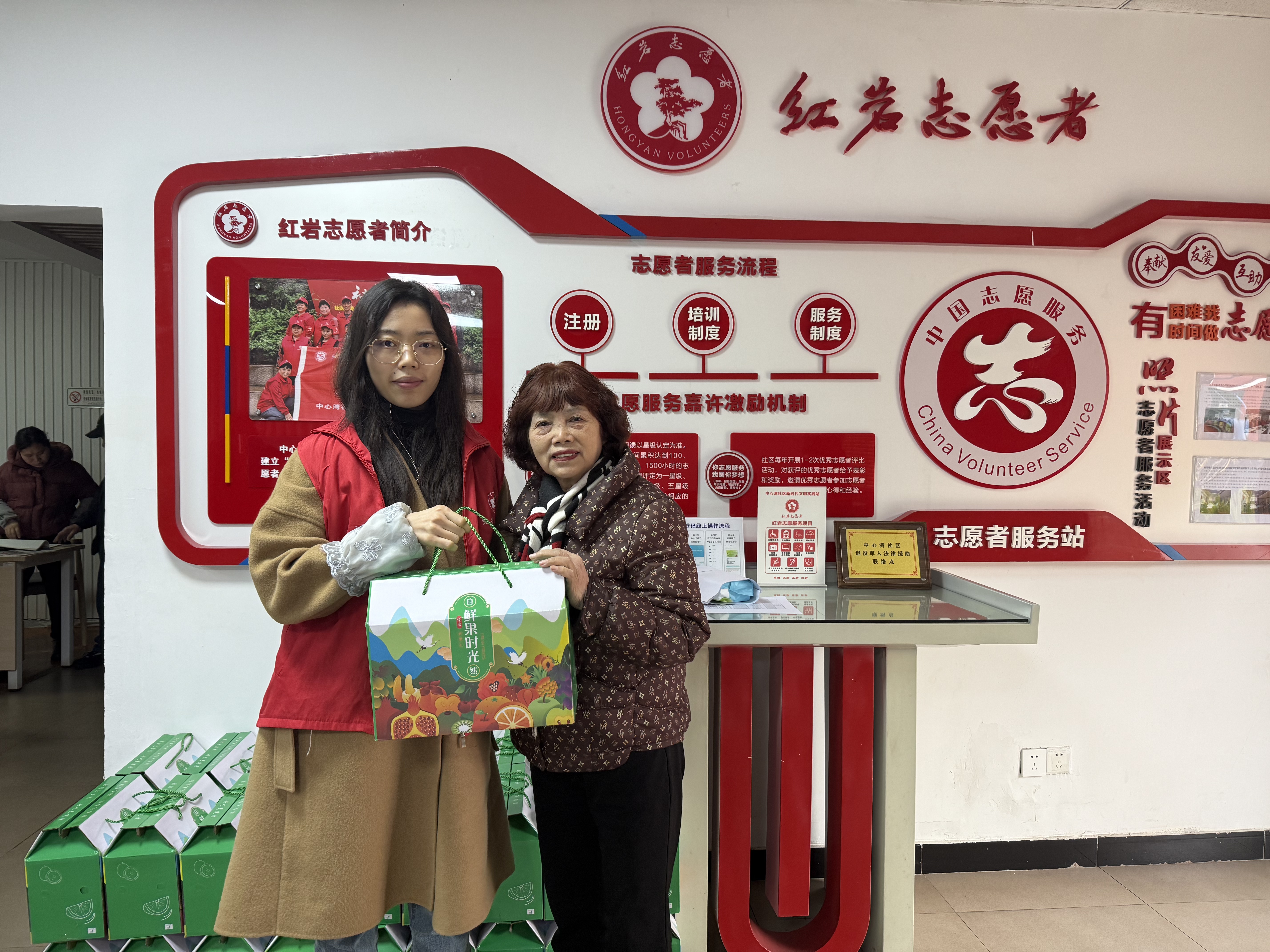 20250226-石井坡街道中心湾社区开展“一老一小”暖心果送温暖活动2.jpg