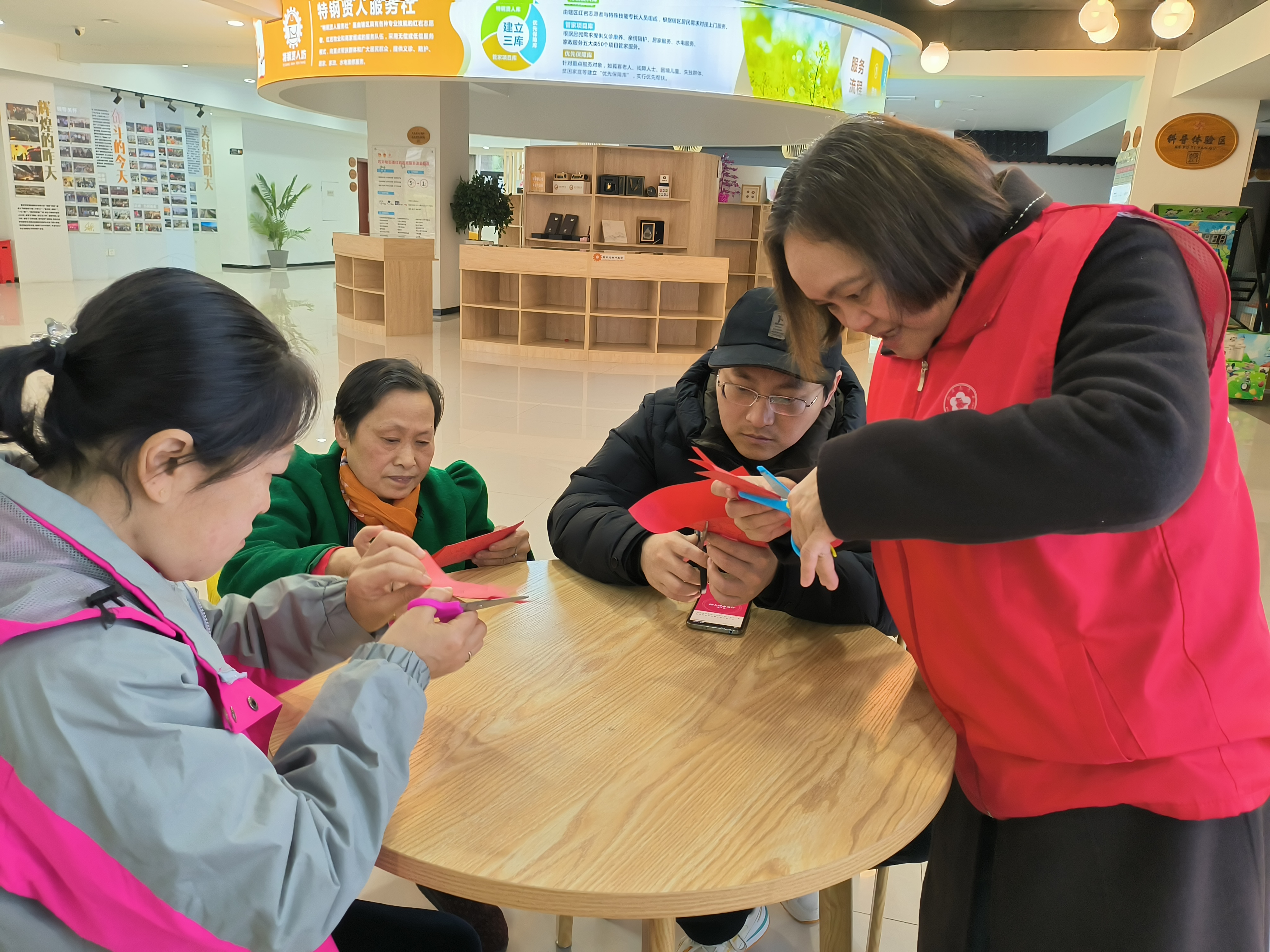 20250310-石井坡街道光荣坡社区残协“剪纸迎春、幸福满满”残疾人主题活动.jpg