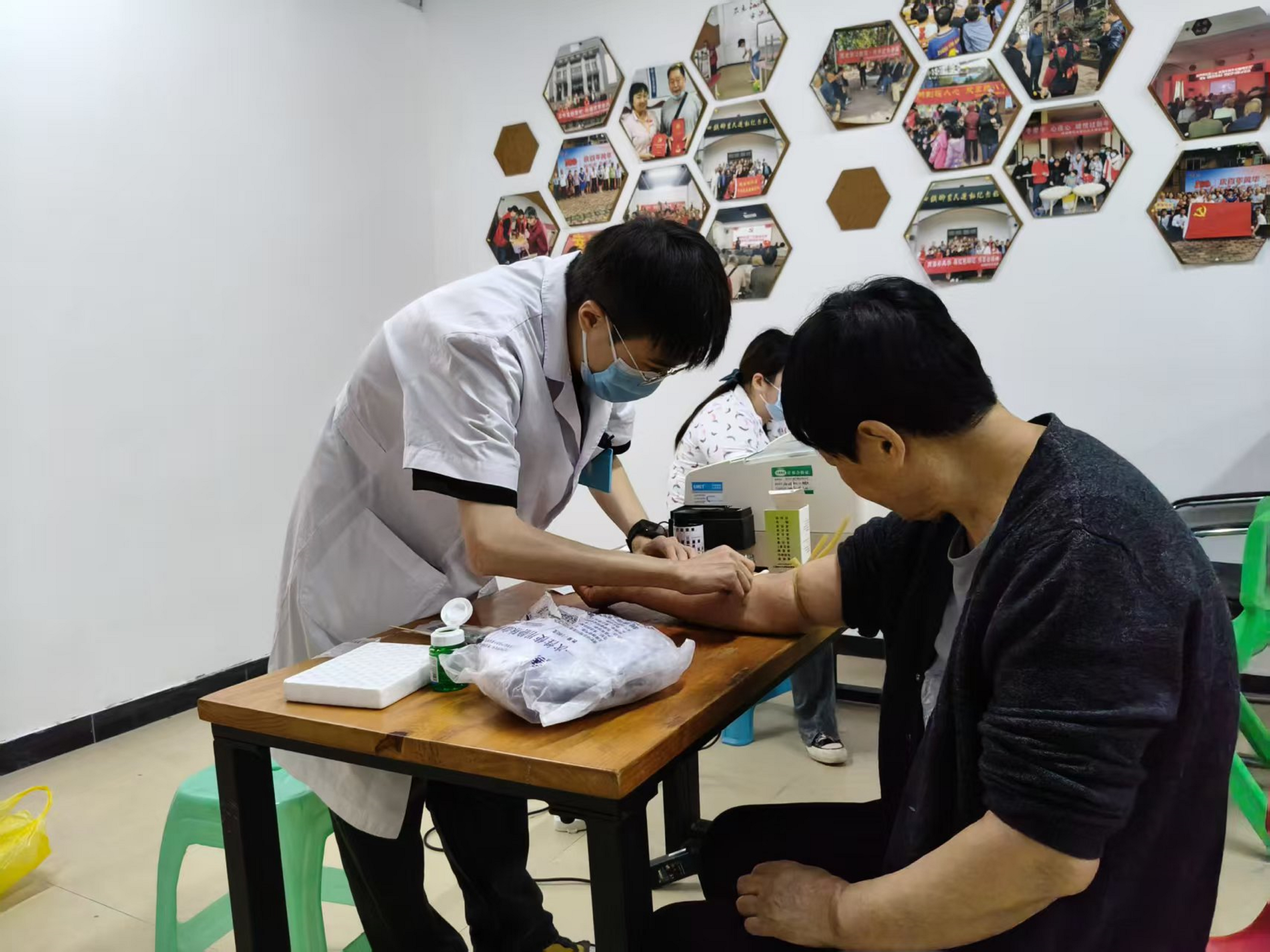 远10.6-石井坡街道远祖桥社区为行动不便的老人提供家门口的体检服务 (2).jpg