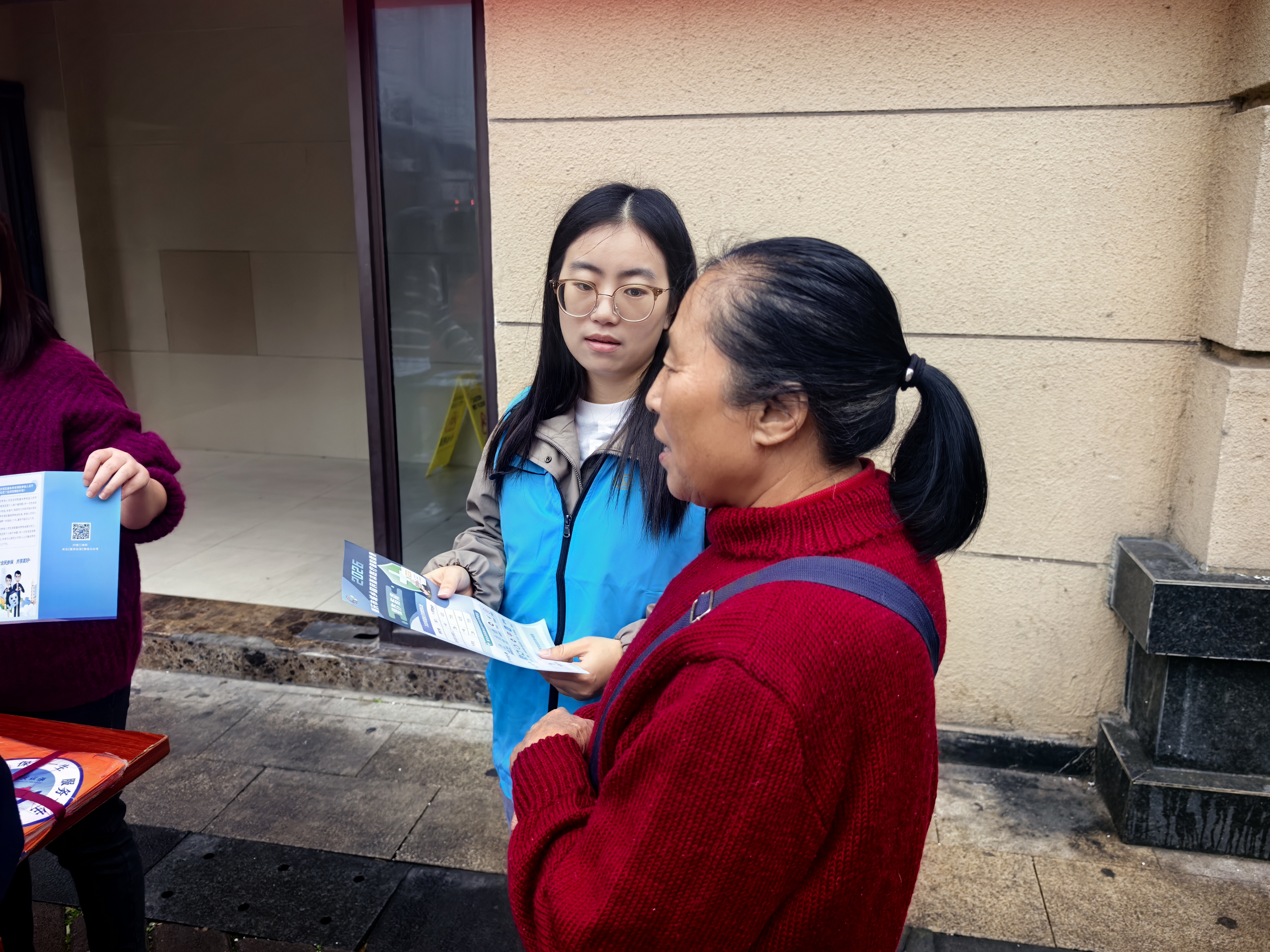 石井坡街道中心湾社区开展“社保服务进万家，真情温暖你我他”主题宣传活动