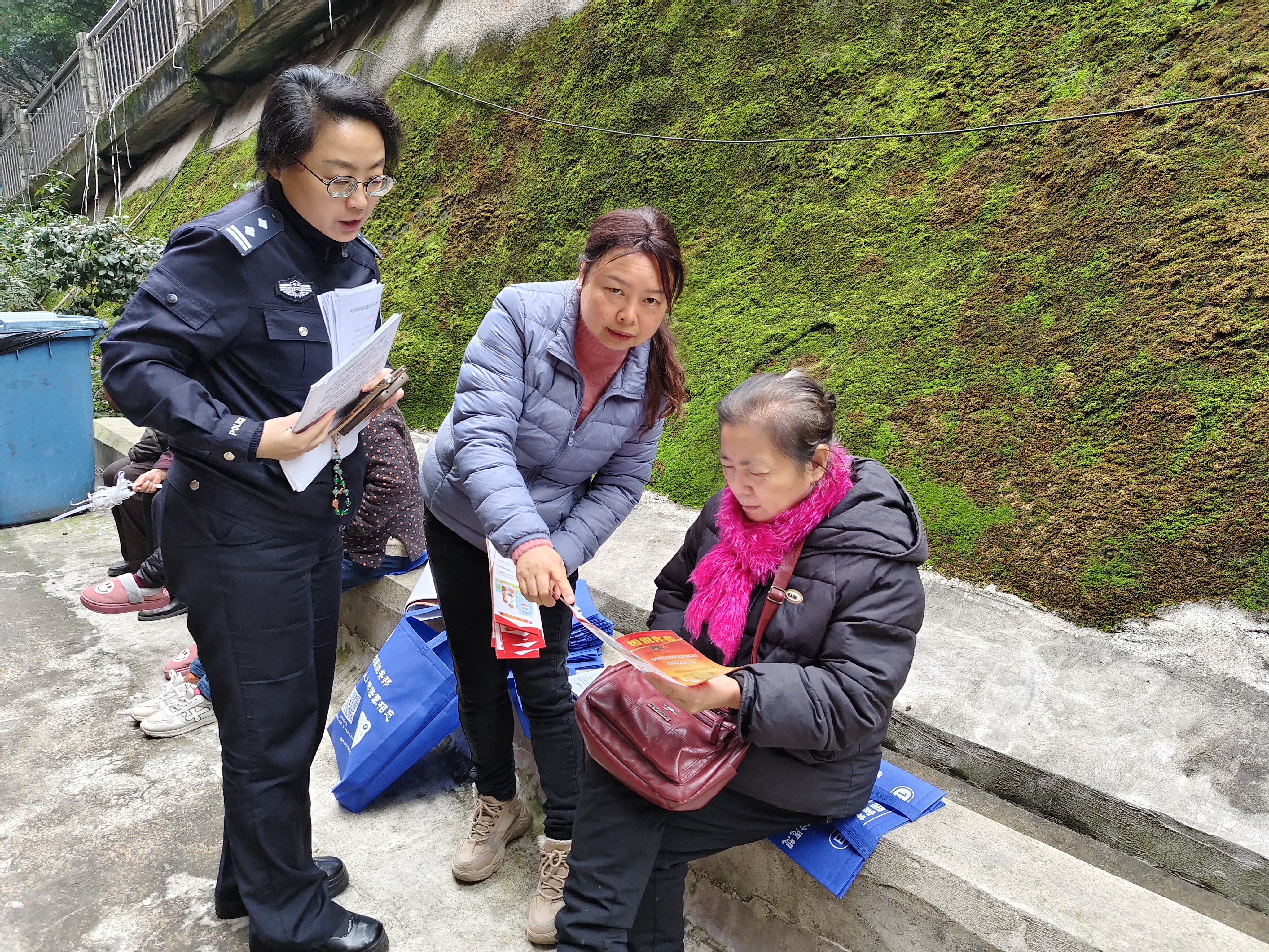 石井坡街道远祖桥社区开展法治宣传活动