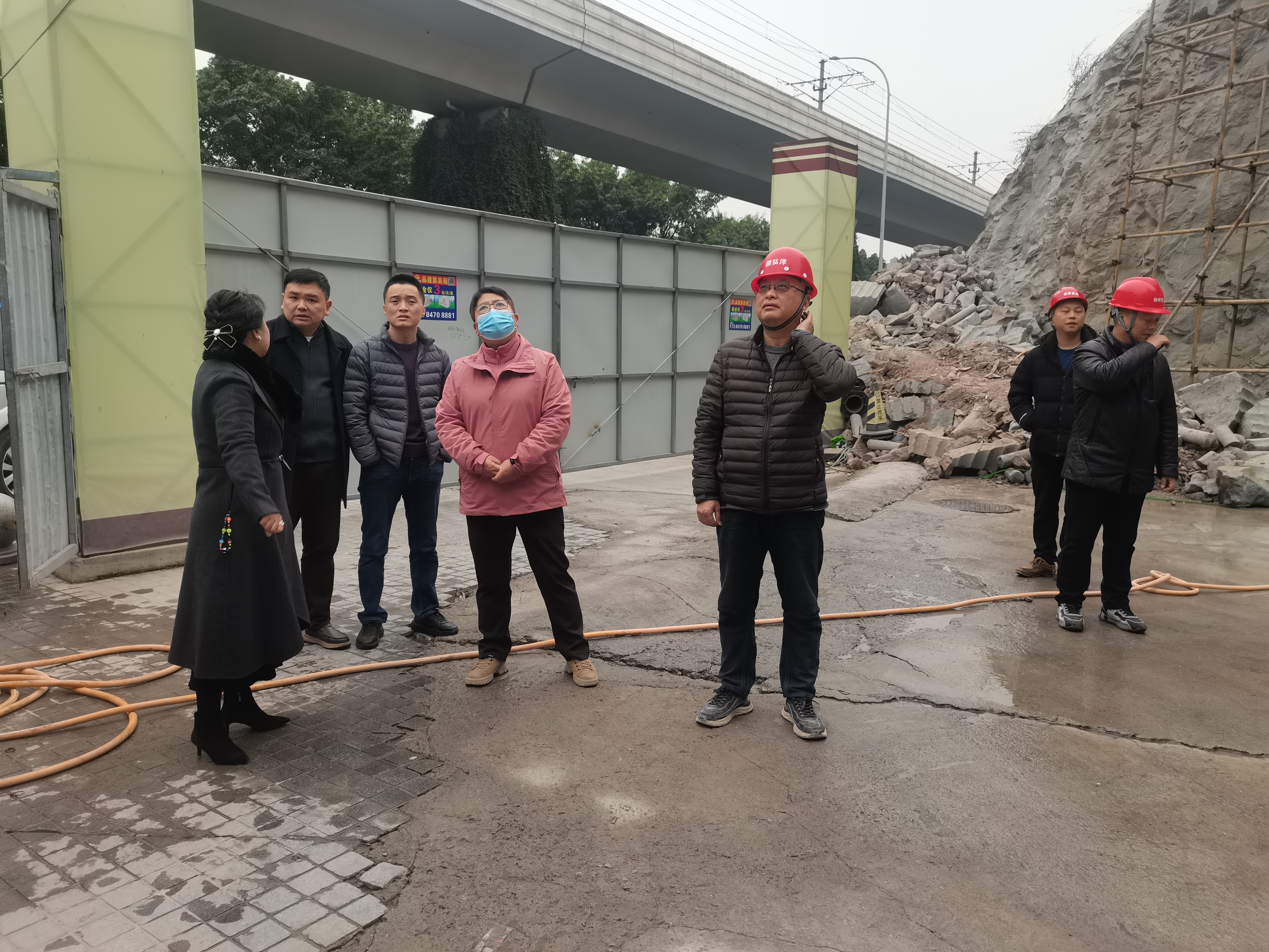 20251222-石井坡街道开展对香格里拉六组团工地施工安全专项检查简报 (1).jpg