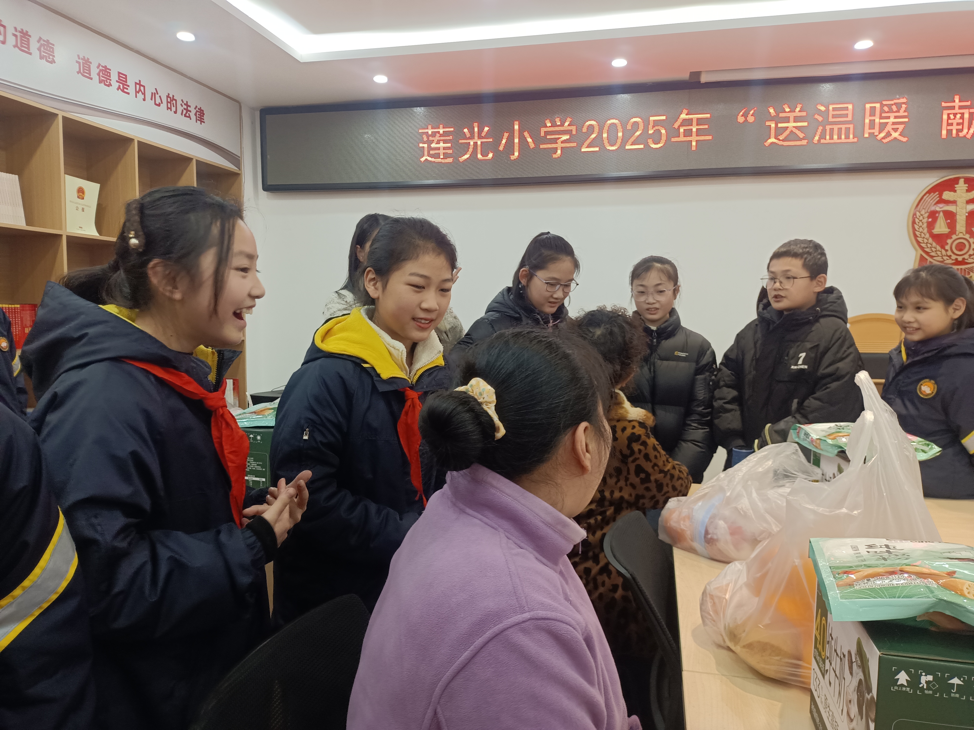 石井坡街道中心湾社区妇联联动莲光小学“送温暖献爱心”
