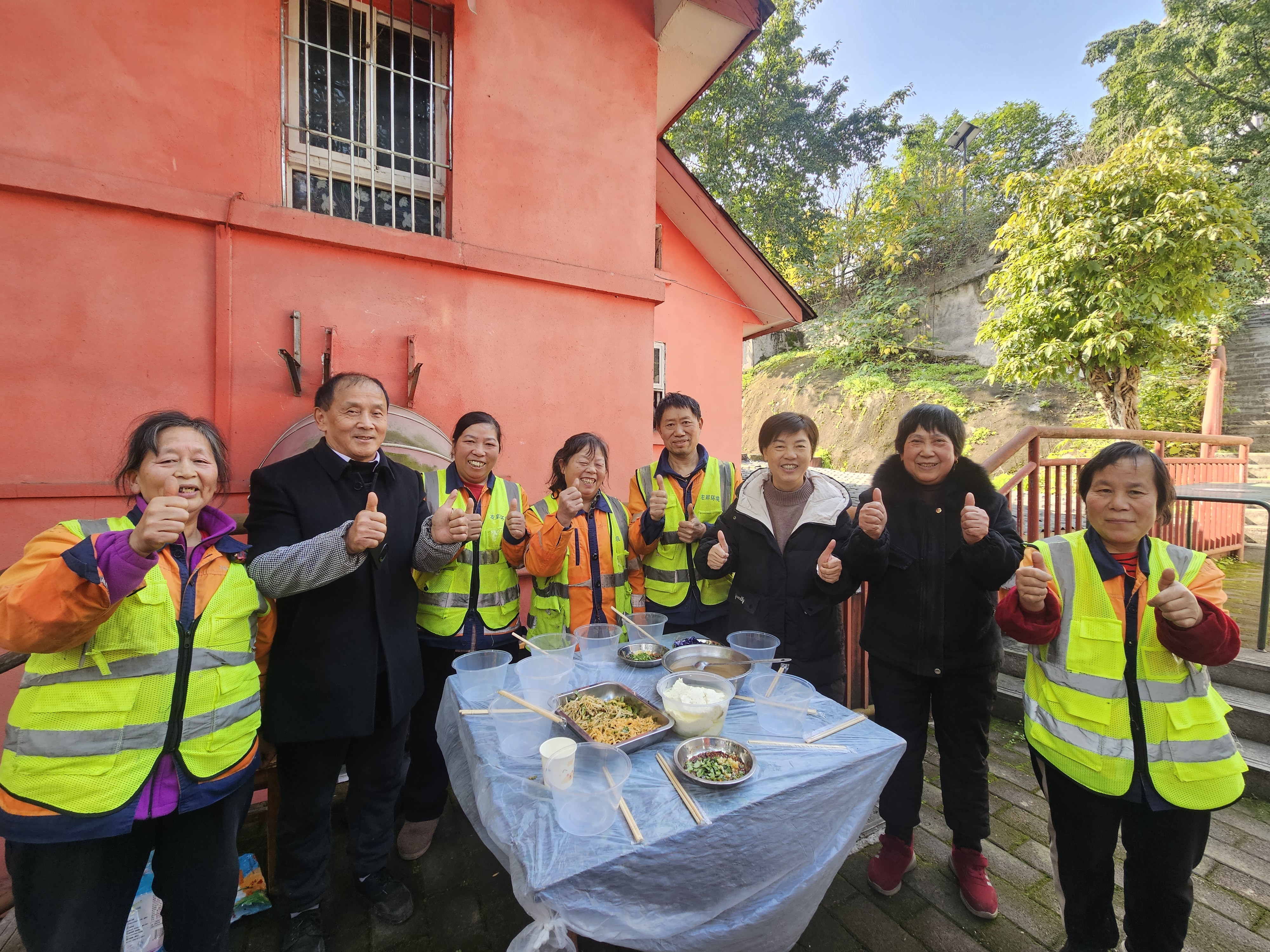 团1.1-石井坡街道团结坝社区苏式楼摆坝坝宴 新邻老友一家亲2.jpg