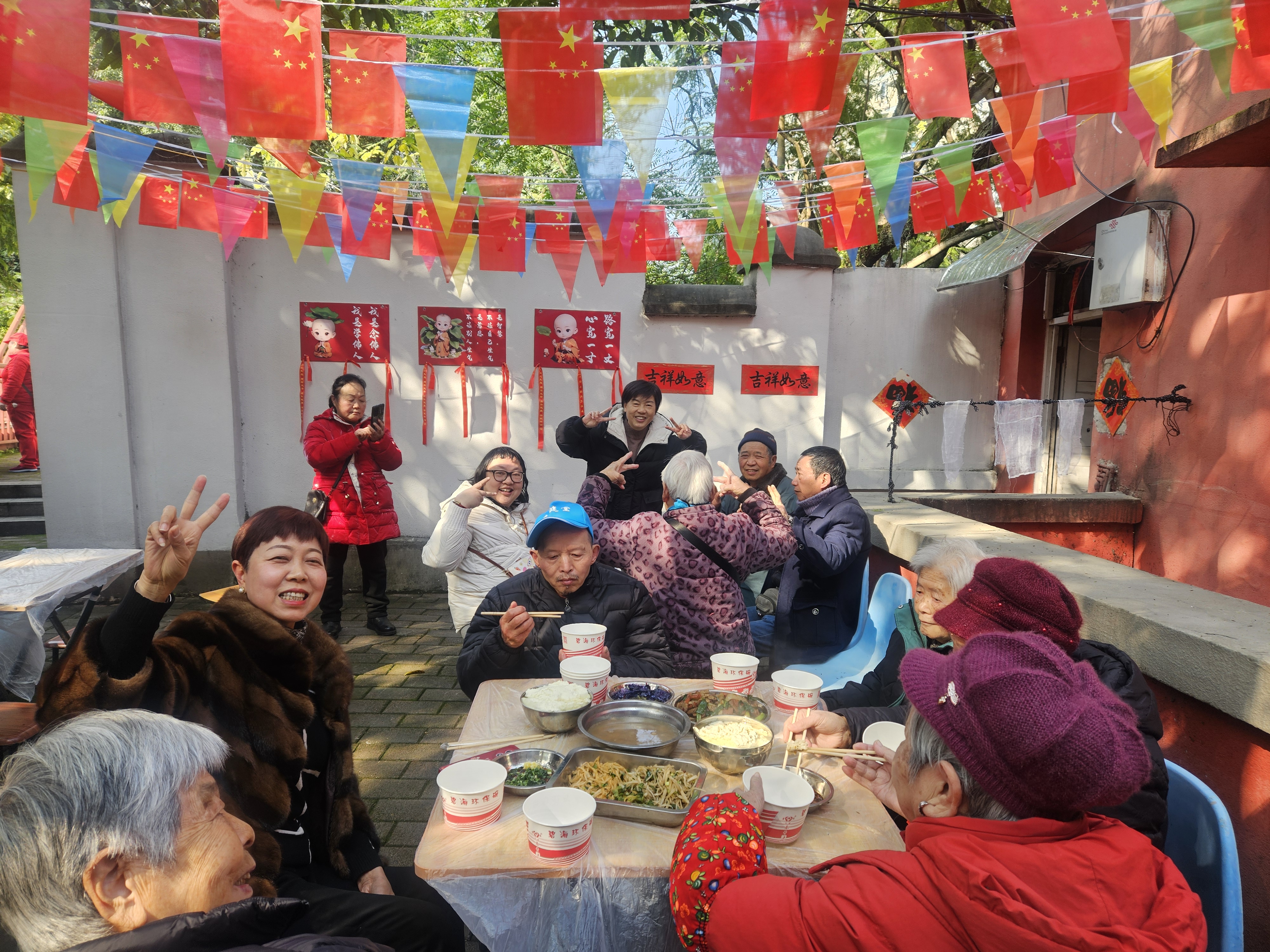 团1.1-石井坡街道团结坝社区苏式楼摆坝坝宴 新邻老友一家亲1.jpg