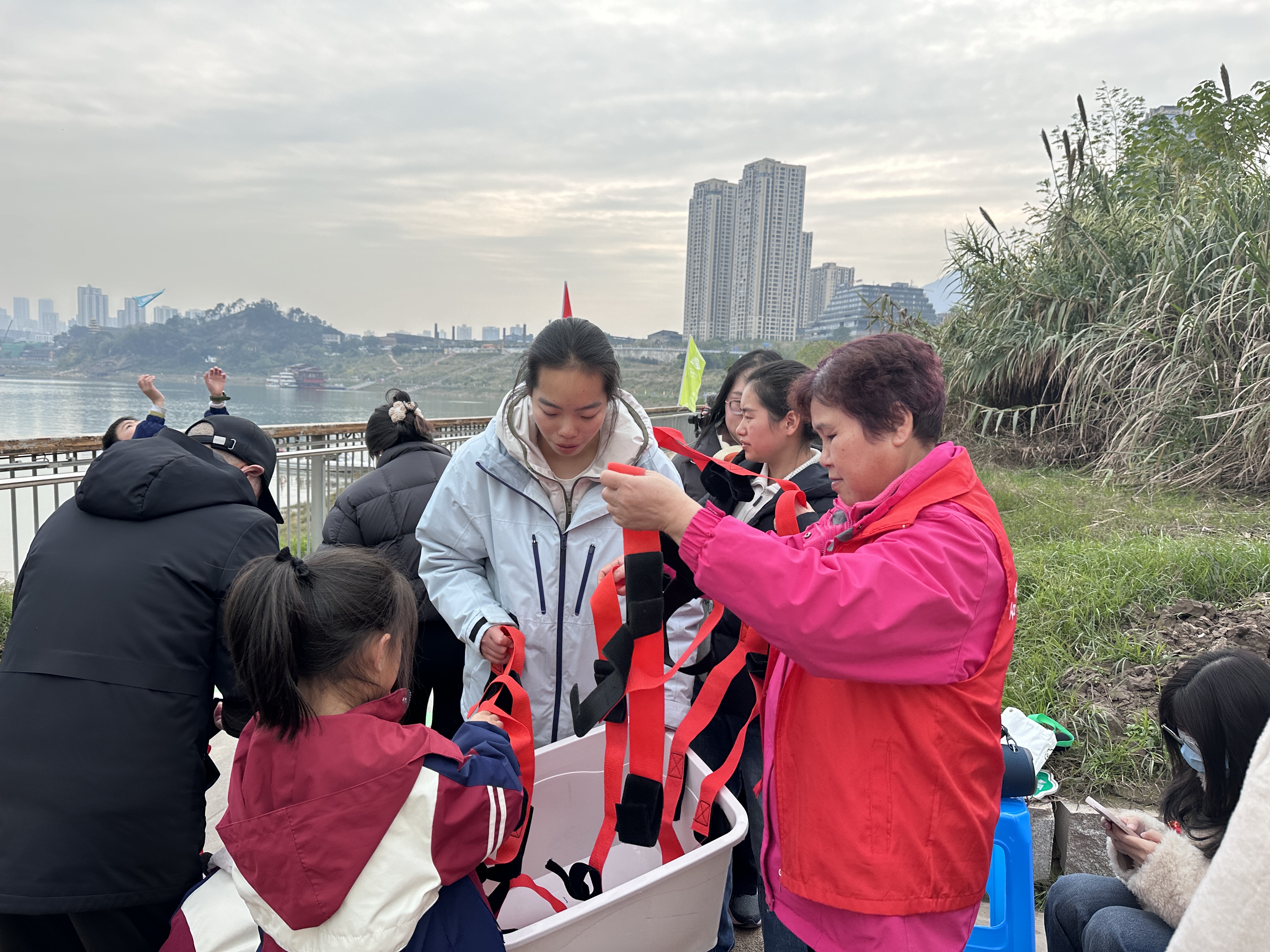 石井坡街道建设坡社区组织辖区志愿者参加“江山伴我行，十岁启新程”活动