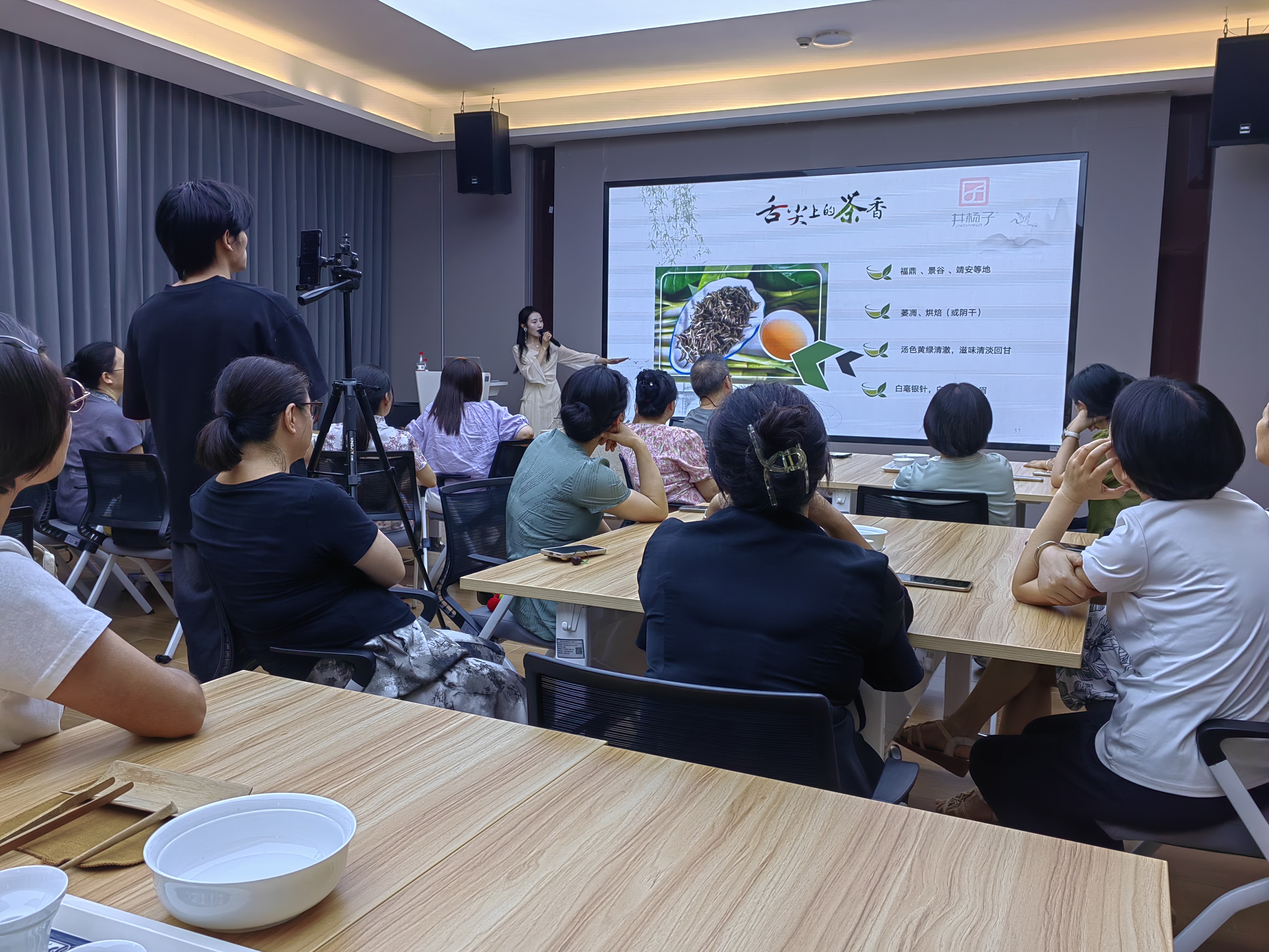 20251011建工村社区开展“把盏问茶”沉浸式茶艺培训课,提升居民生活雅趣3.jpg