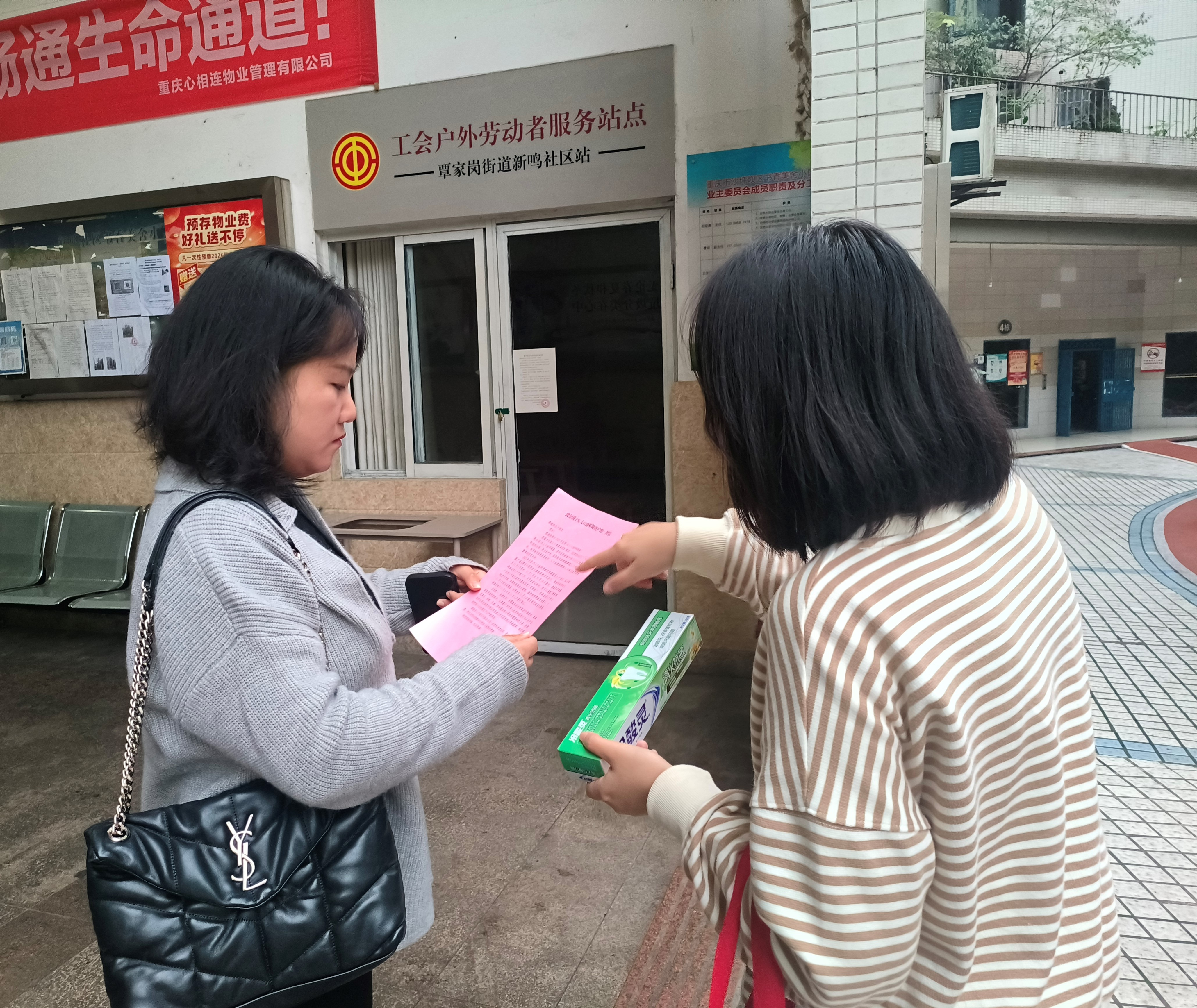 覃家岗街道新鸣社区扎实开展1%人口抽样调查  筑牢民生决策数据根基