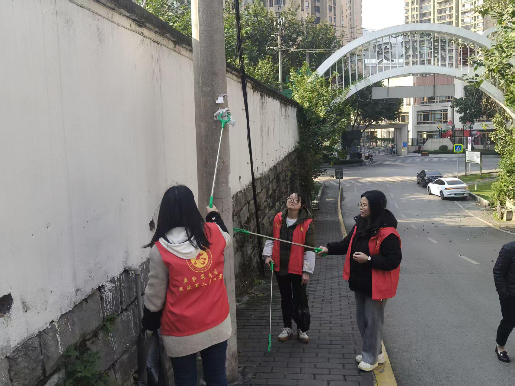 覃家岗街道梨泉社区开展爱国卫生运动