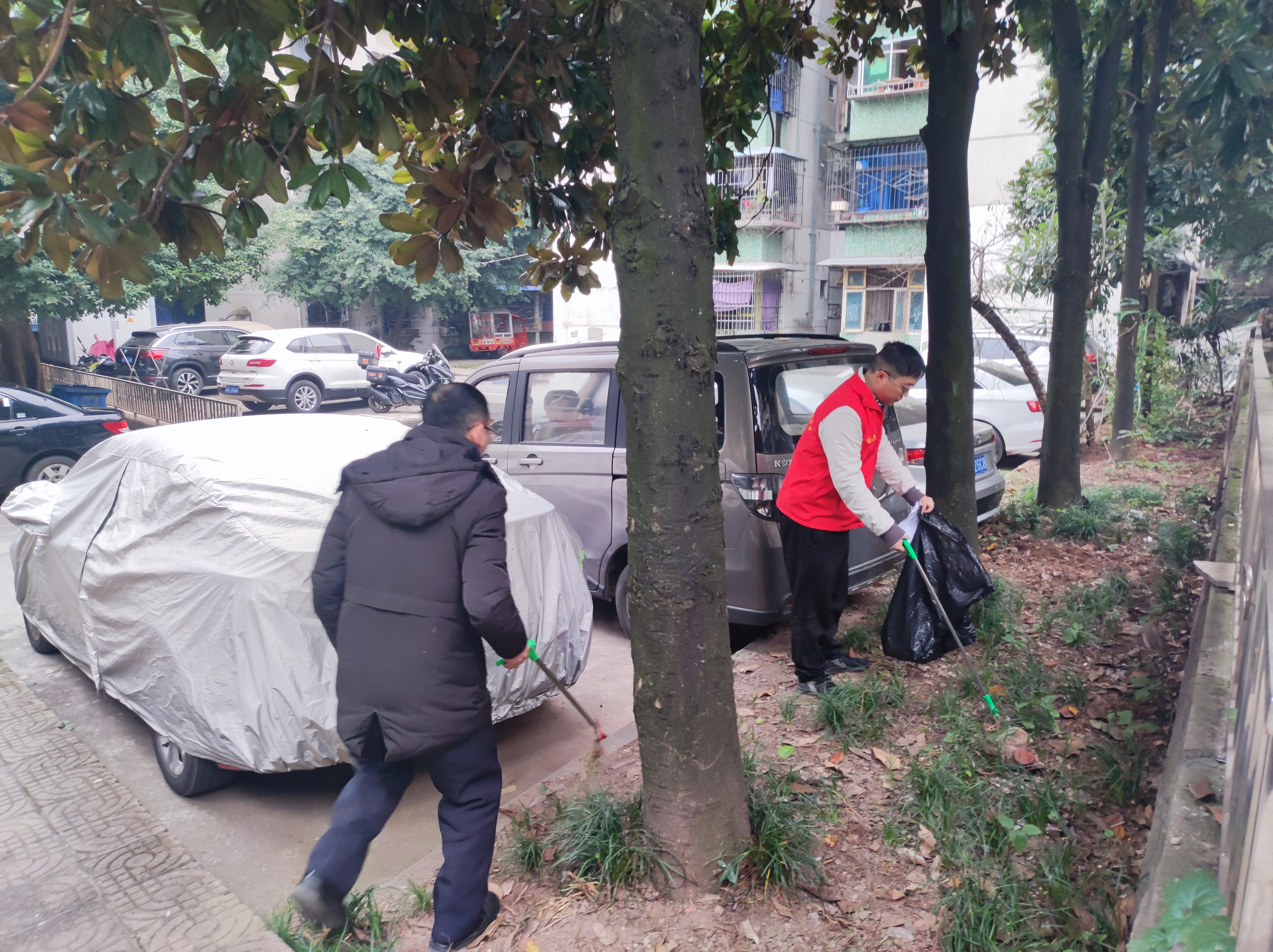 覃家岗街道新鸣社区开展“洁美社区，清爽同行”活动