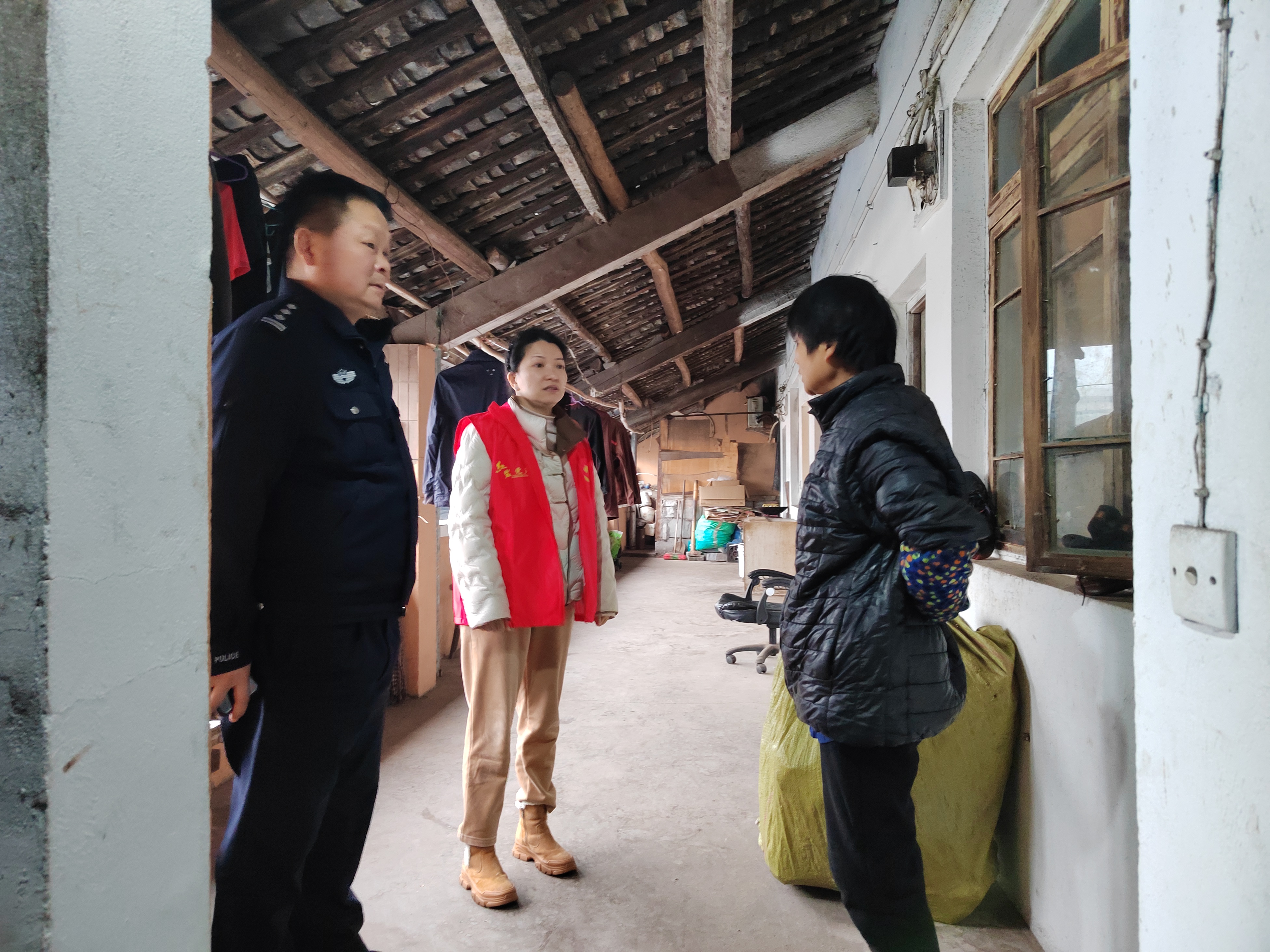 覃家岗街道梨树湾村开展年终重精患者随访关爱活动