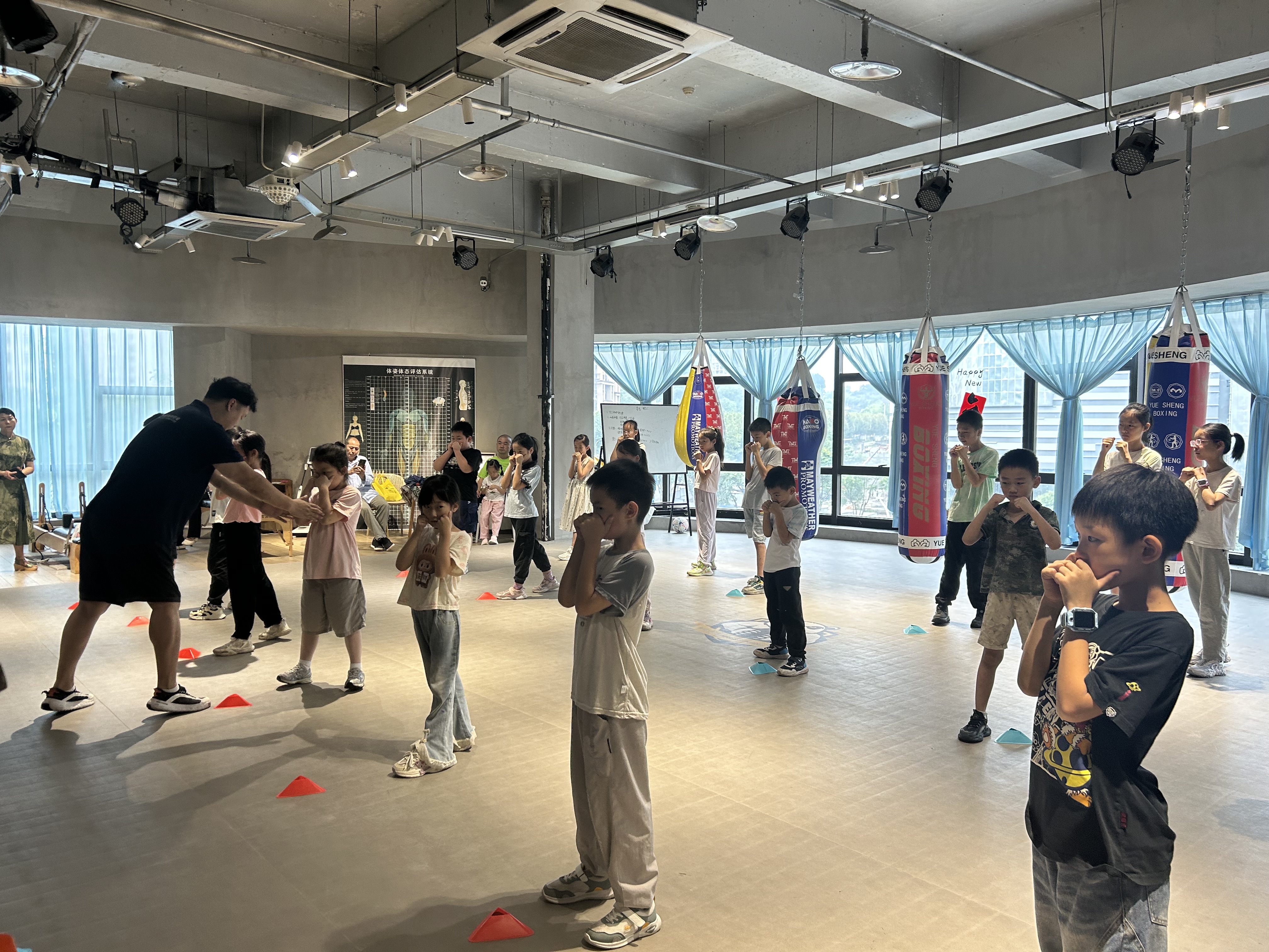 覃家岗街道新鸣社区开展“少儿搏击强体魄”暑期活动