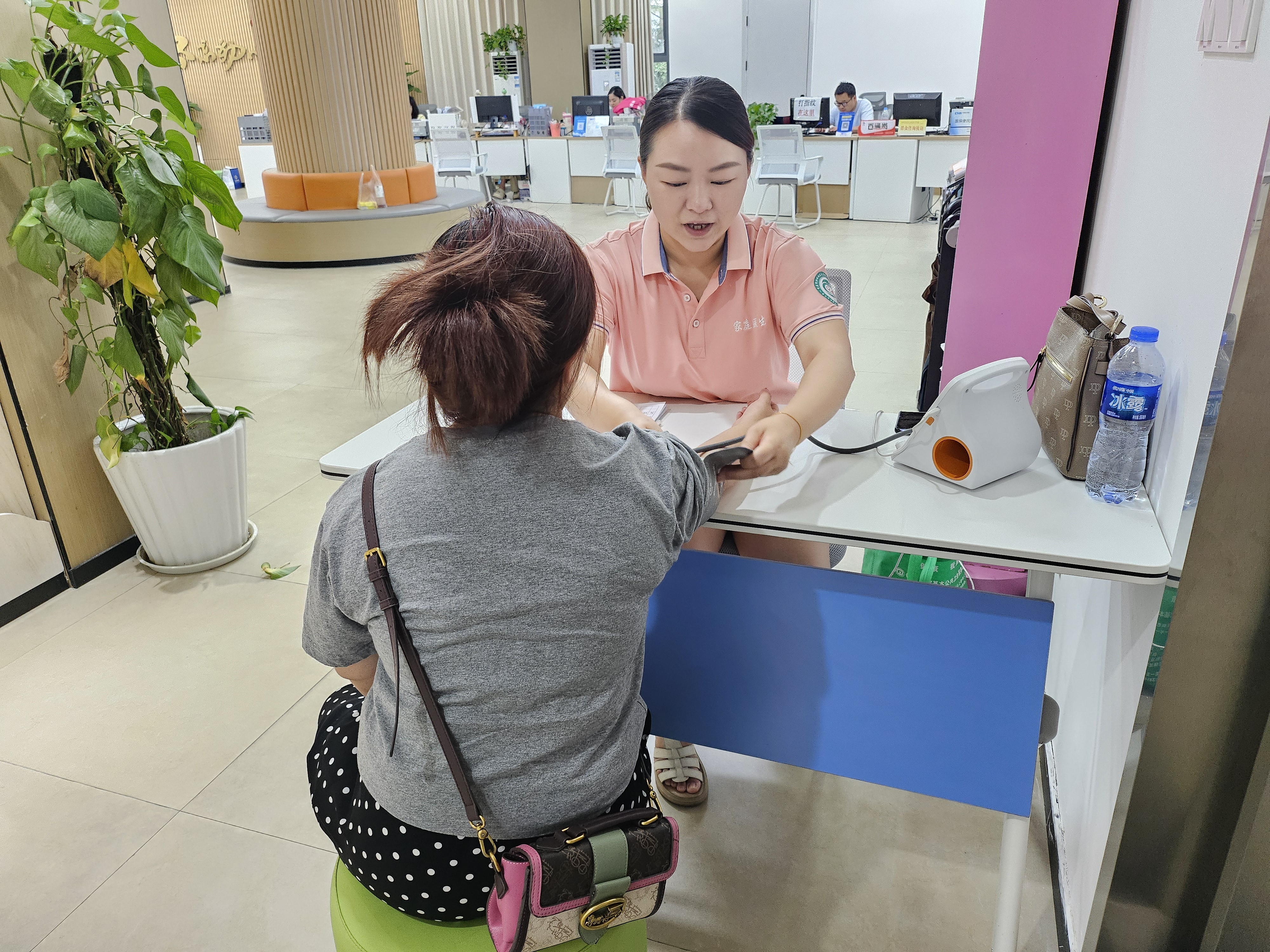 天星桥街道泉景社区开展“健康义诊进社区‌”活动