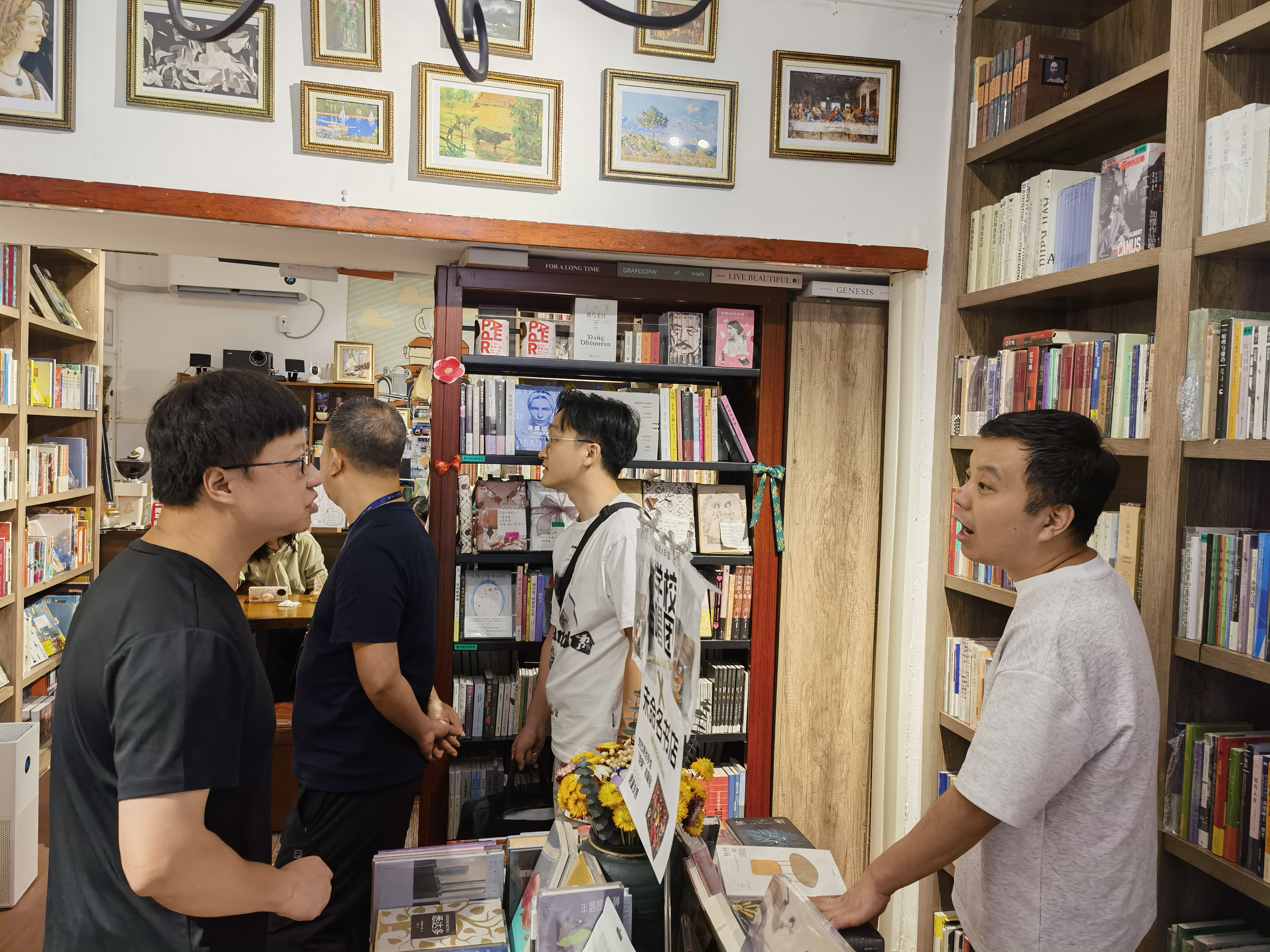 沙坪坝区委宣传部联合天星桥街道走访未命名书店