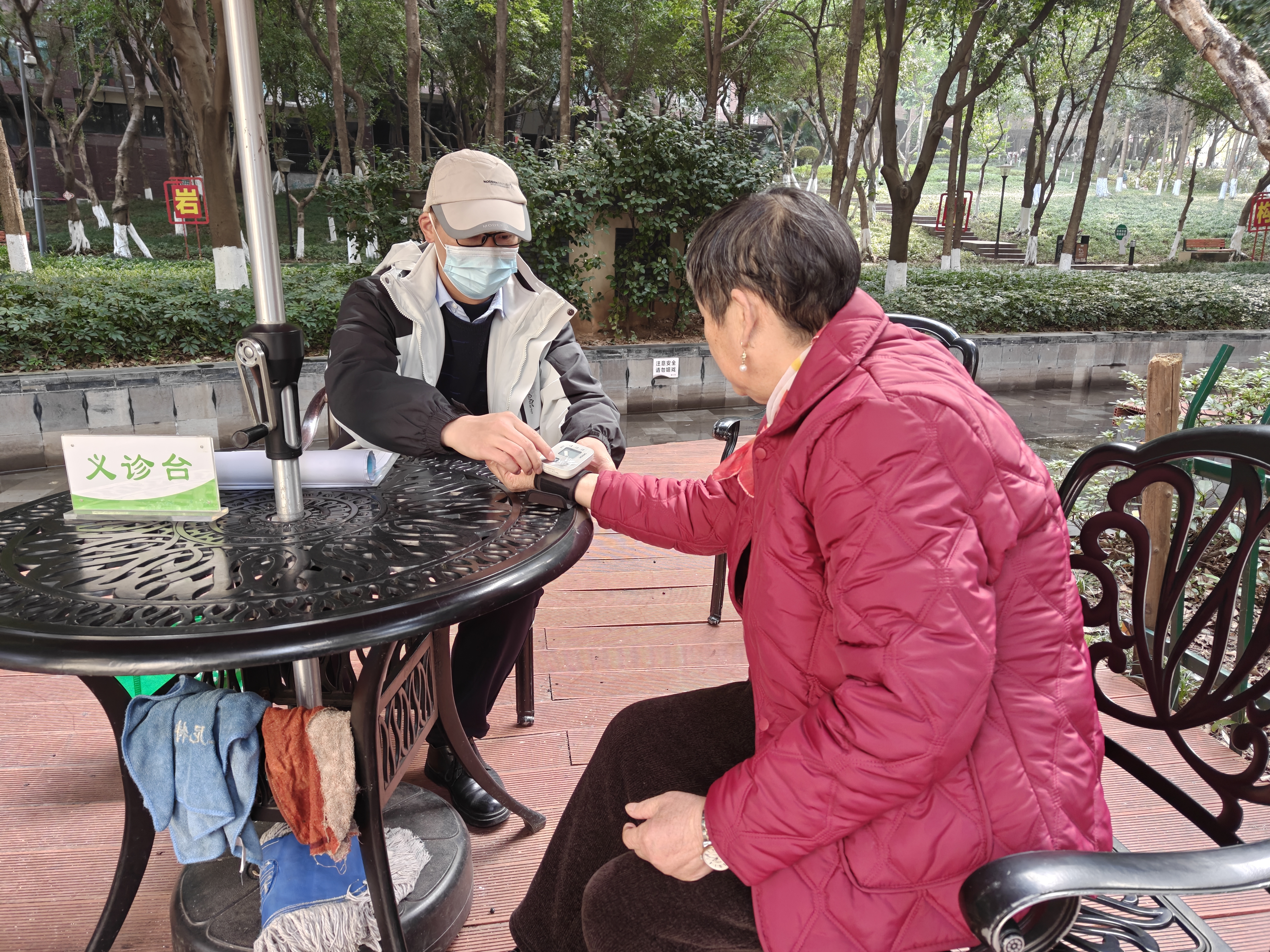 天星桥街道泉景社区开展‌‌“健康义诊， 传递爱心‌”活动