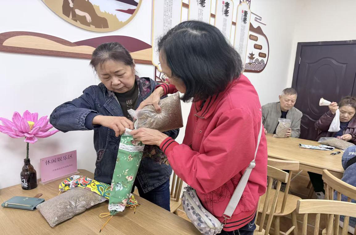 天星桥街道天陈路社区开展“暖春艾意・手工艾灸枕”体验活动