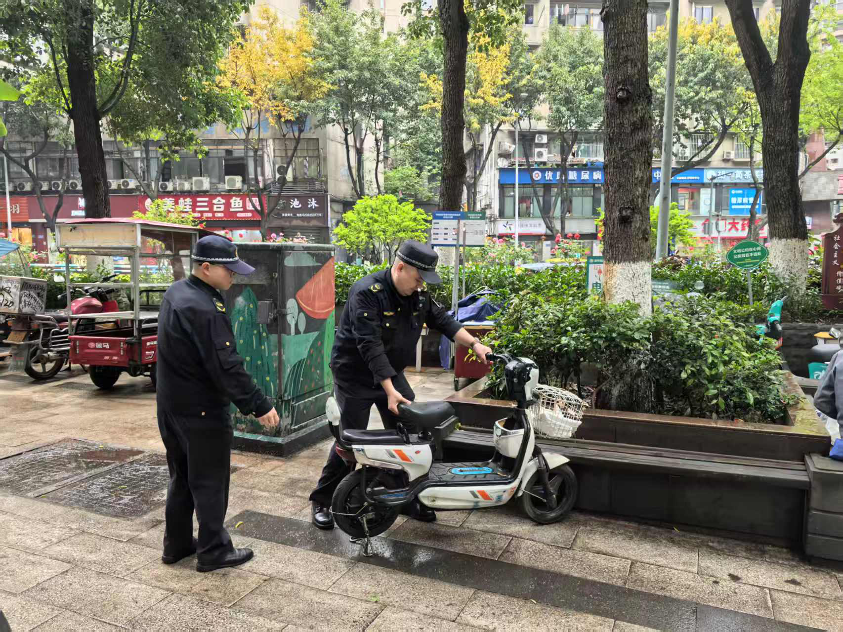 天星桥街道综合执法队开展 “规范市容秩序 护航市民出行”整治行动