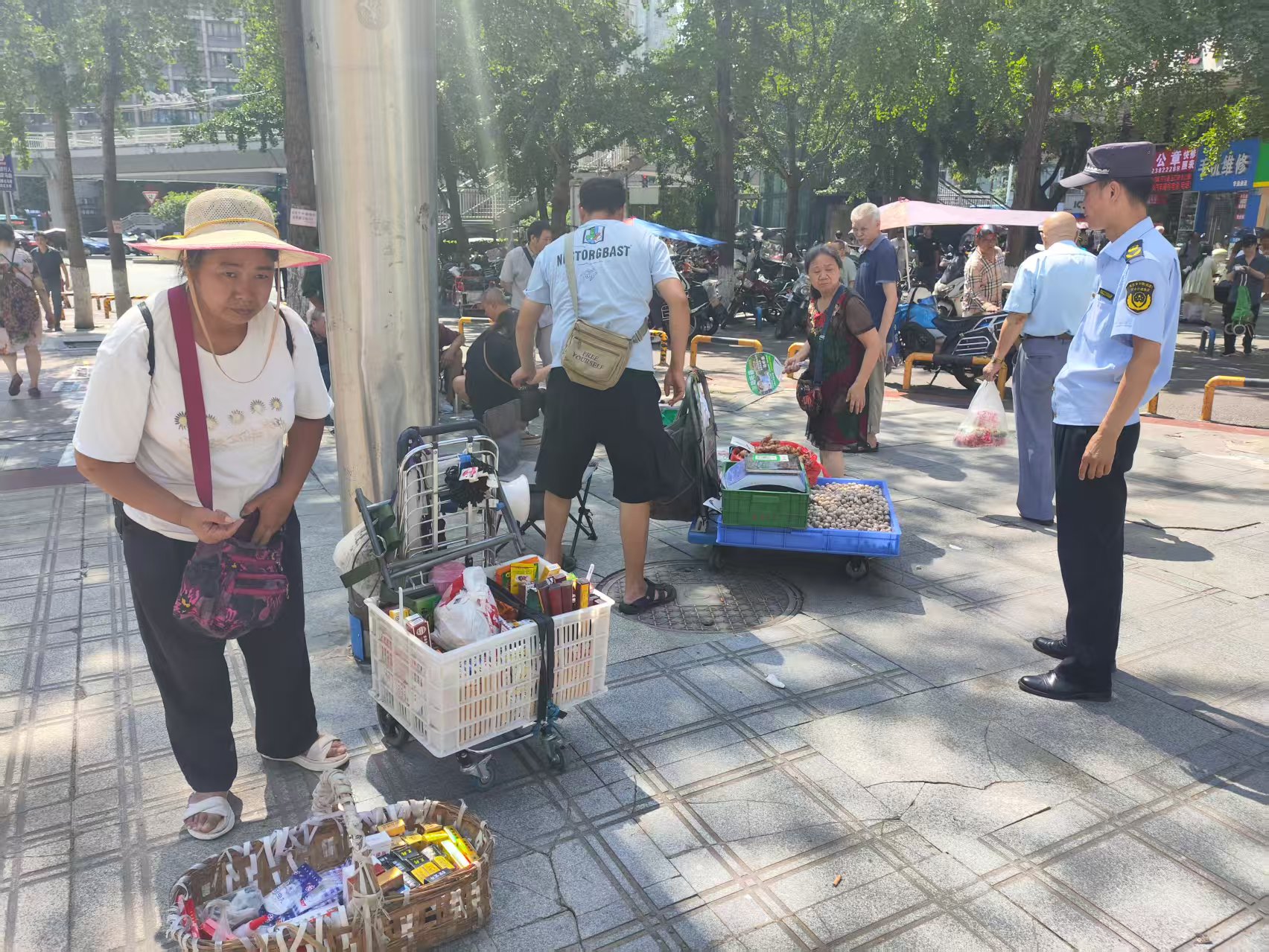 天星桥街道综合执法队持续整治占道经营