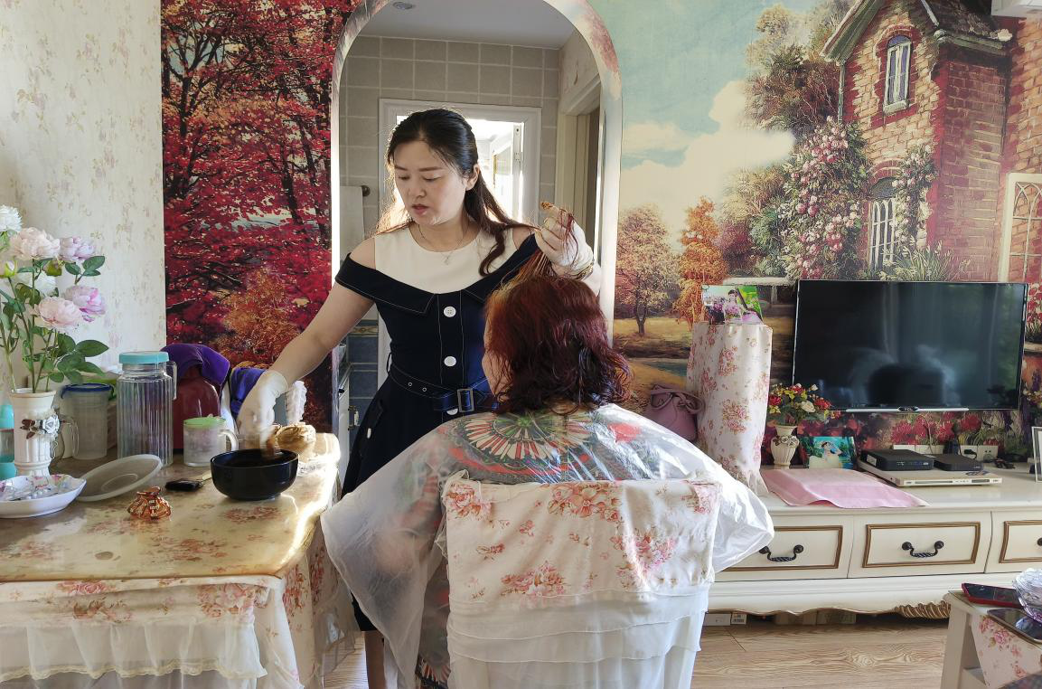 天星桥街道泉景社区开展 “夏日暖心走访,为爱添彩”上门染发活动