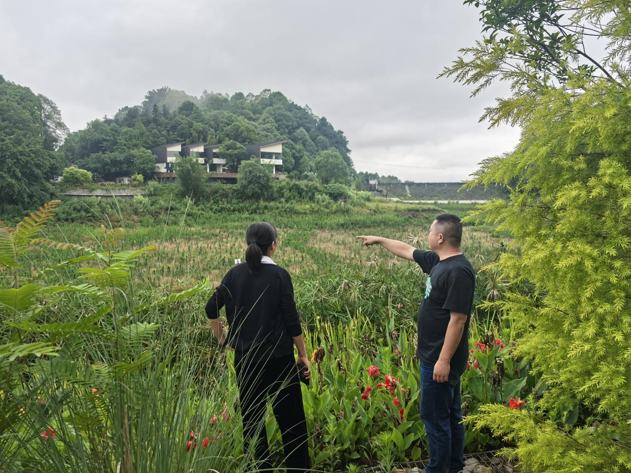 中梁镇：石院村开展灿若湖地陷巡查工作