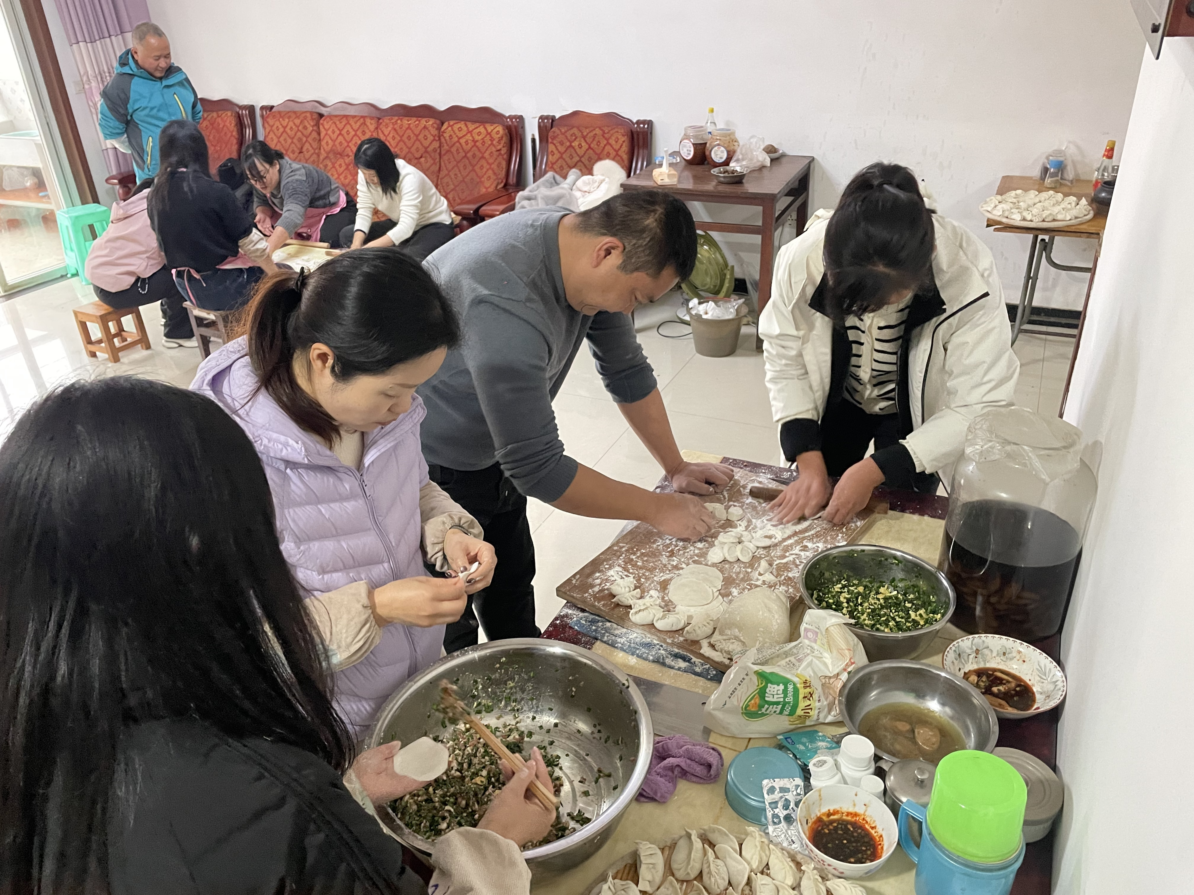 中梁镇：寒冬飘饺香 红岩暖心扉  ——石院村2025年末慰问独居老人活动