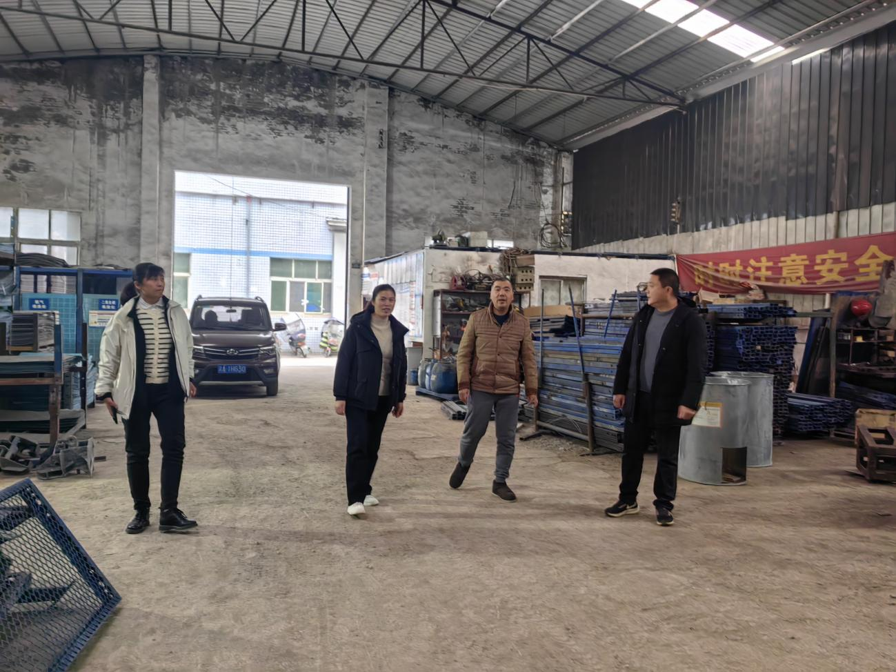 中梁镇：凝心暖企护安全 精准服务迎新春  ——石院村开展元旦节前企业大走访活动