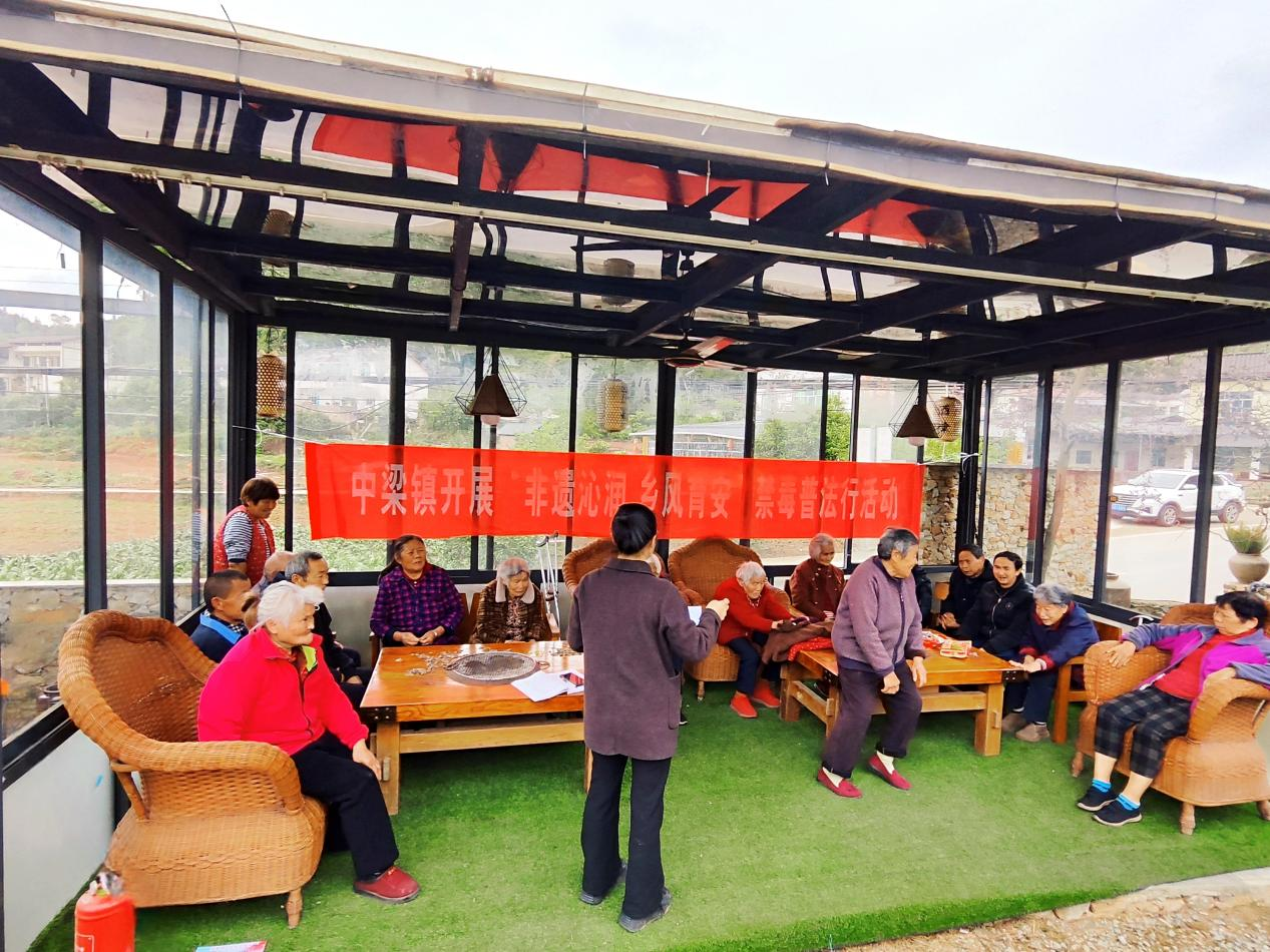 中梁镇：龙泉村开展禁毒普法宣传活动
