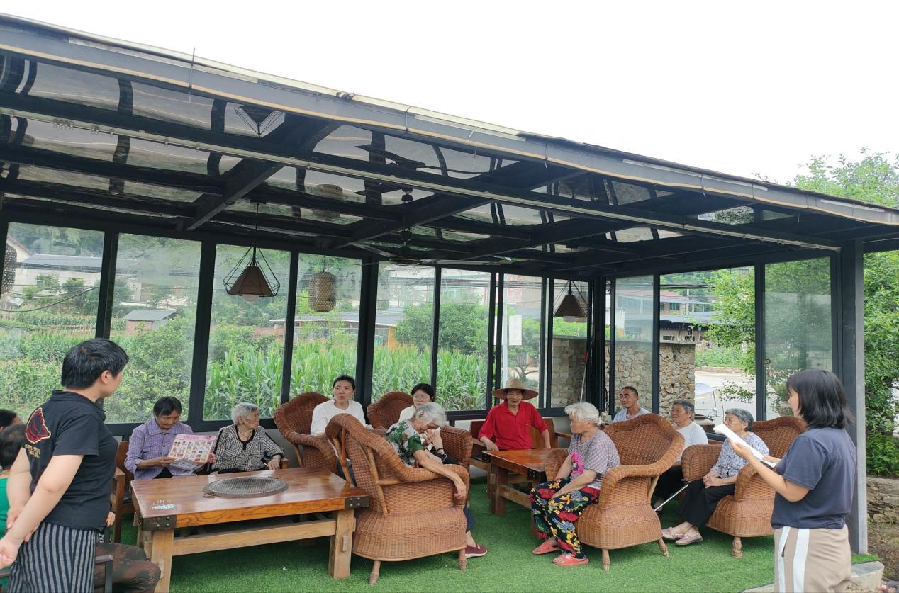 中梁镇：巧用农闲时机 院坝宣讲入人心 ——龙泉村开展垃圾分类宣传活动