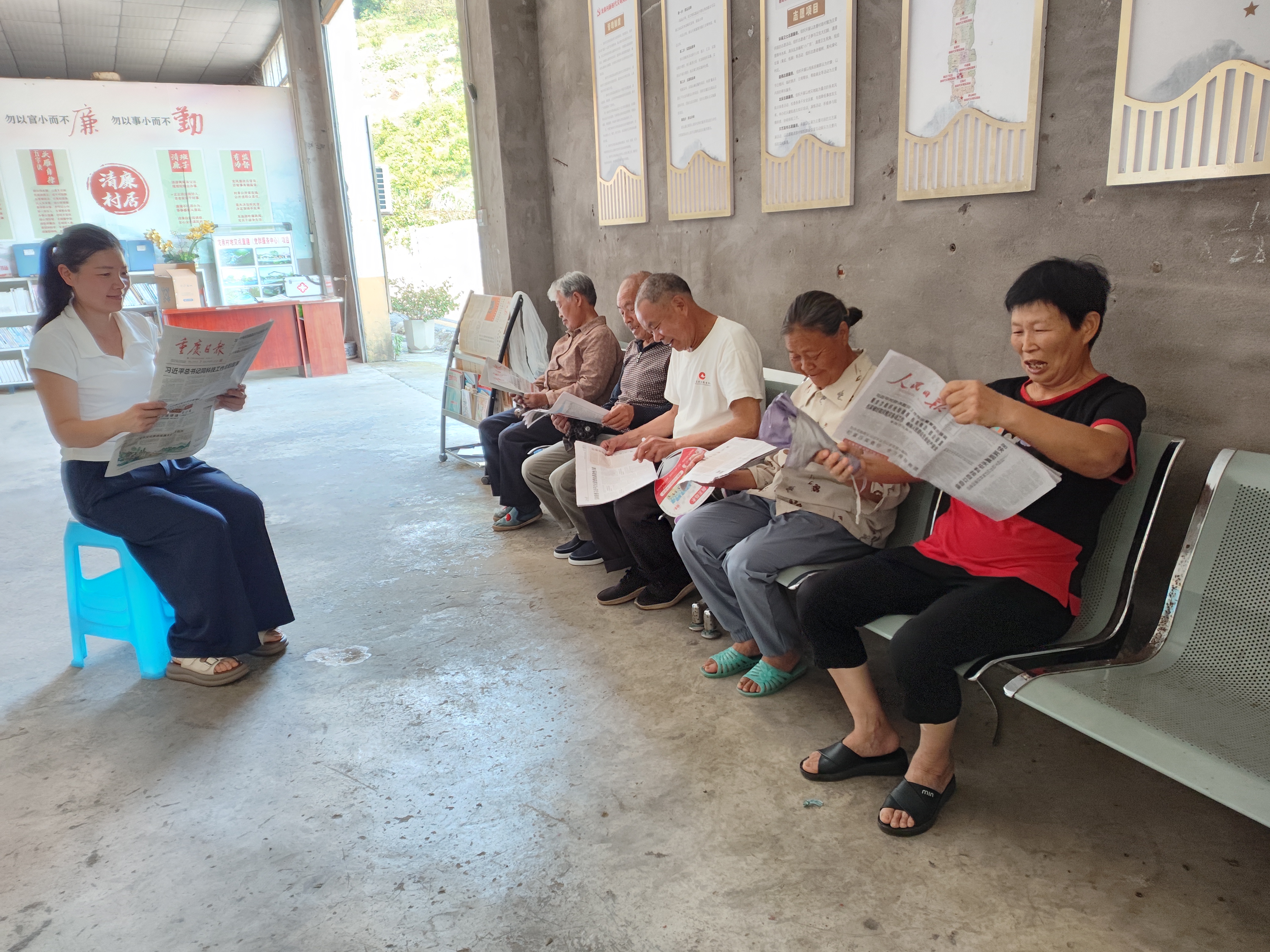中梁镇：龙泉村开展“共读报刊读新知 文明阅读进乡村”活动