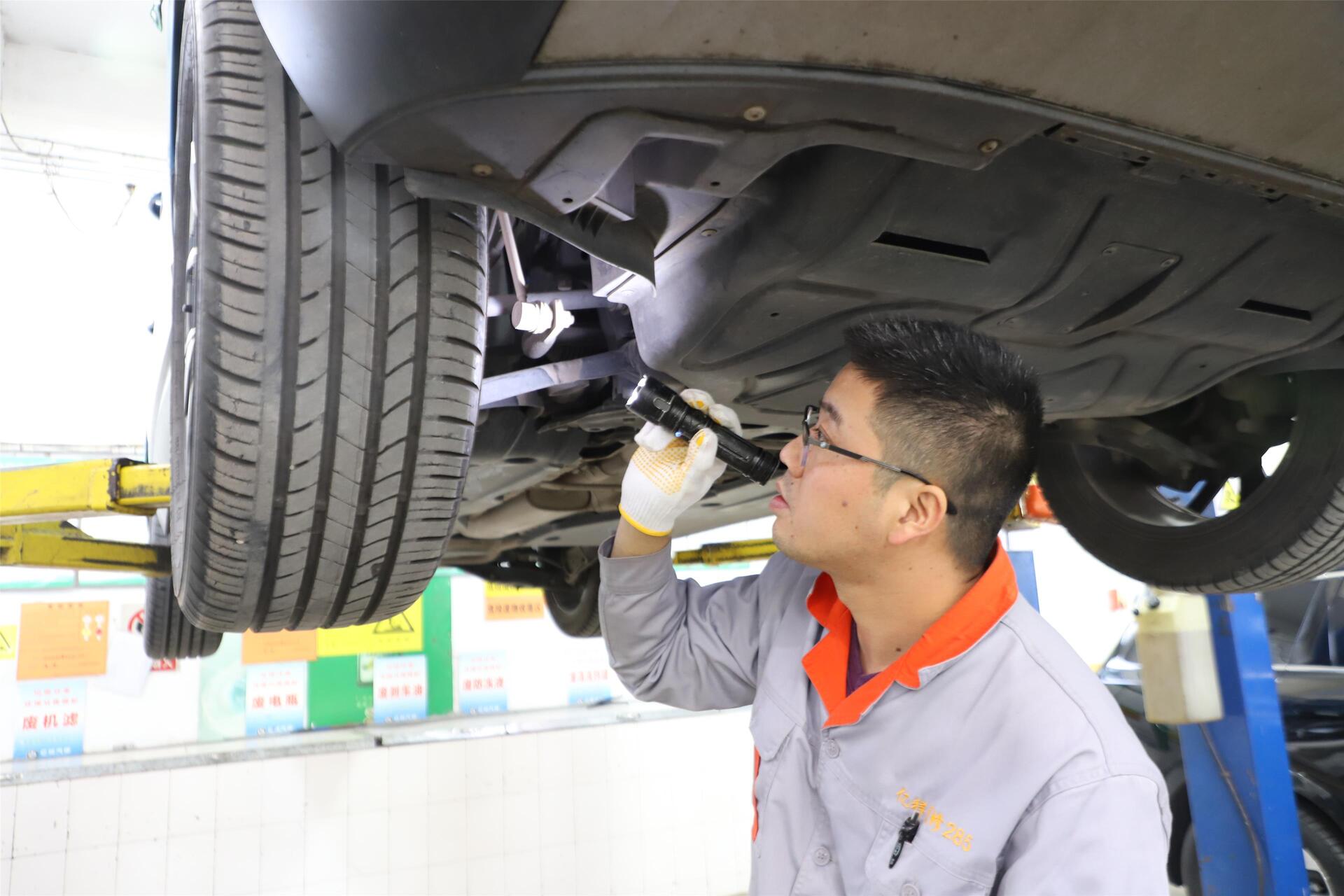 工作人员进行车辆检修工作.jpg