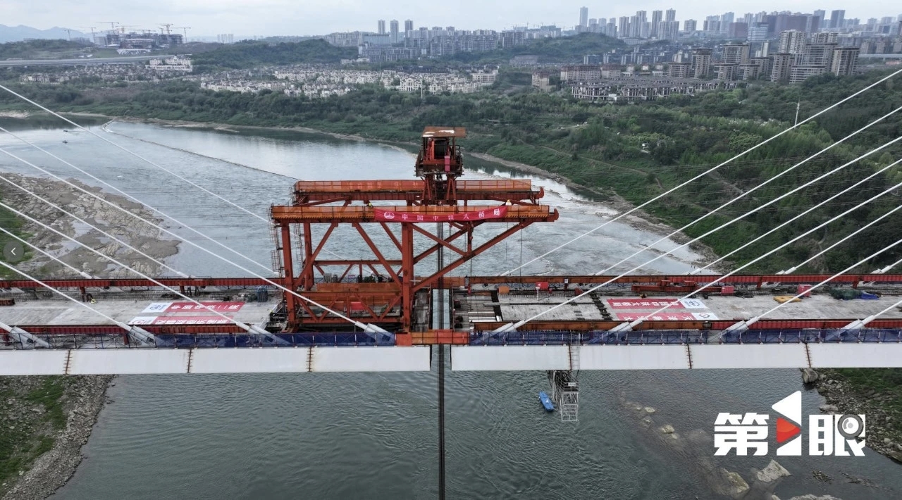 成渝中线高铁井口嘉陵江特大桥顺利合龙.jpg