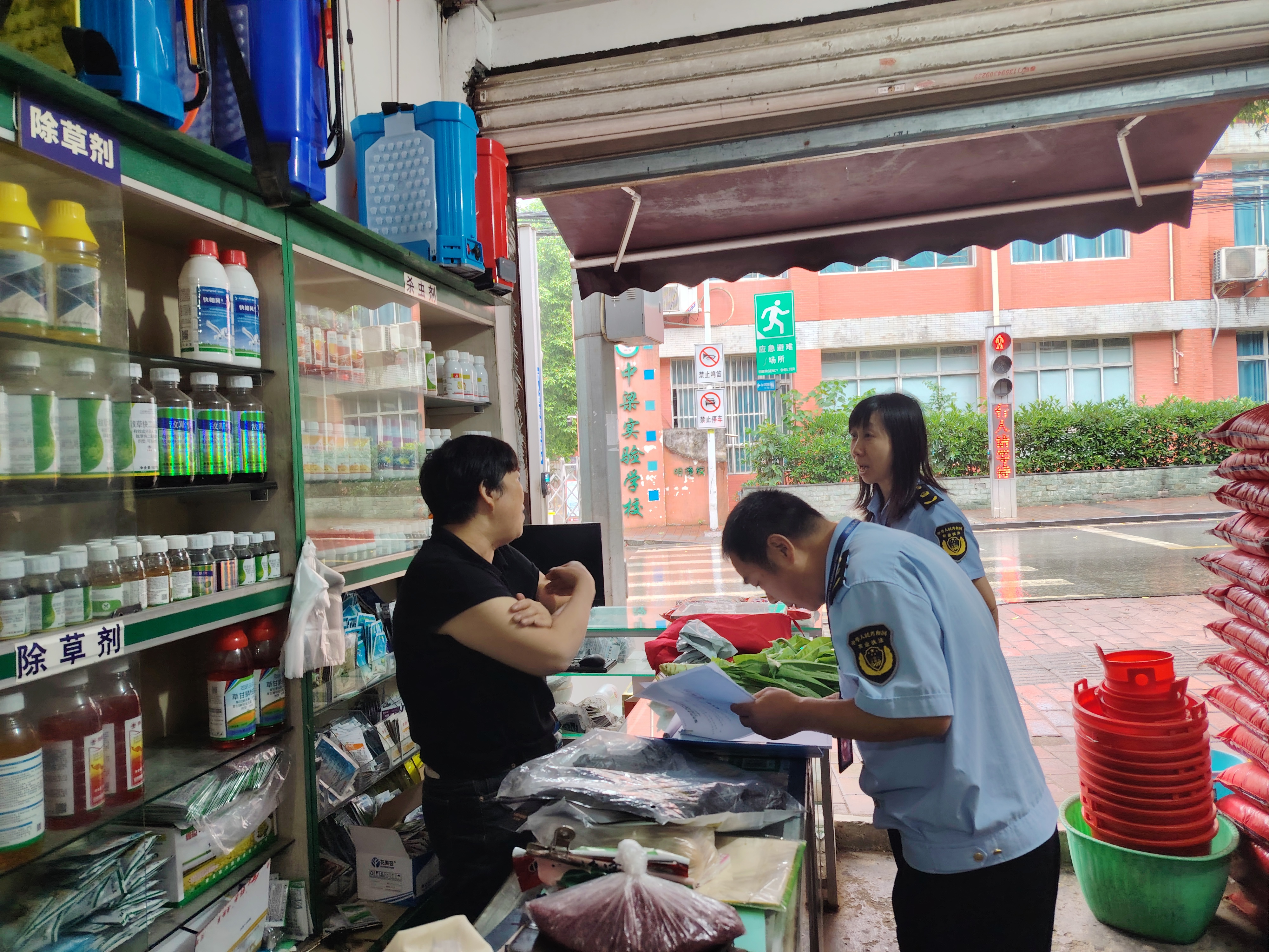 区农业农村委对农药经销门店开展“双随机、一公开”检查