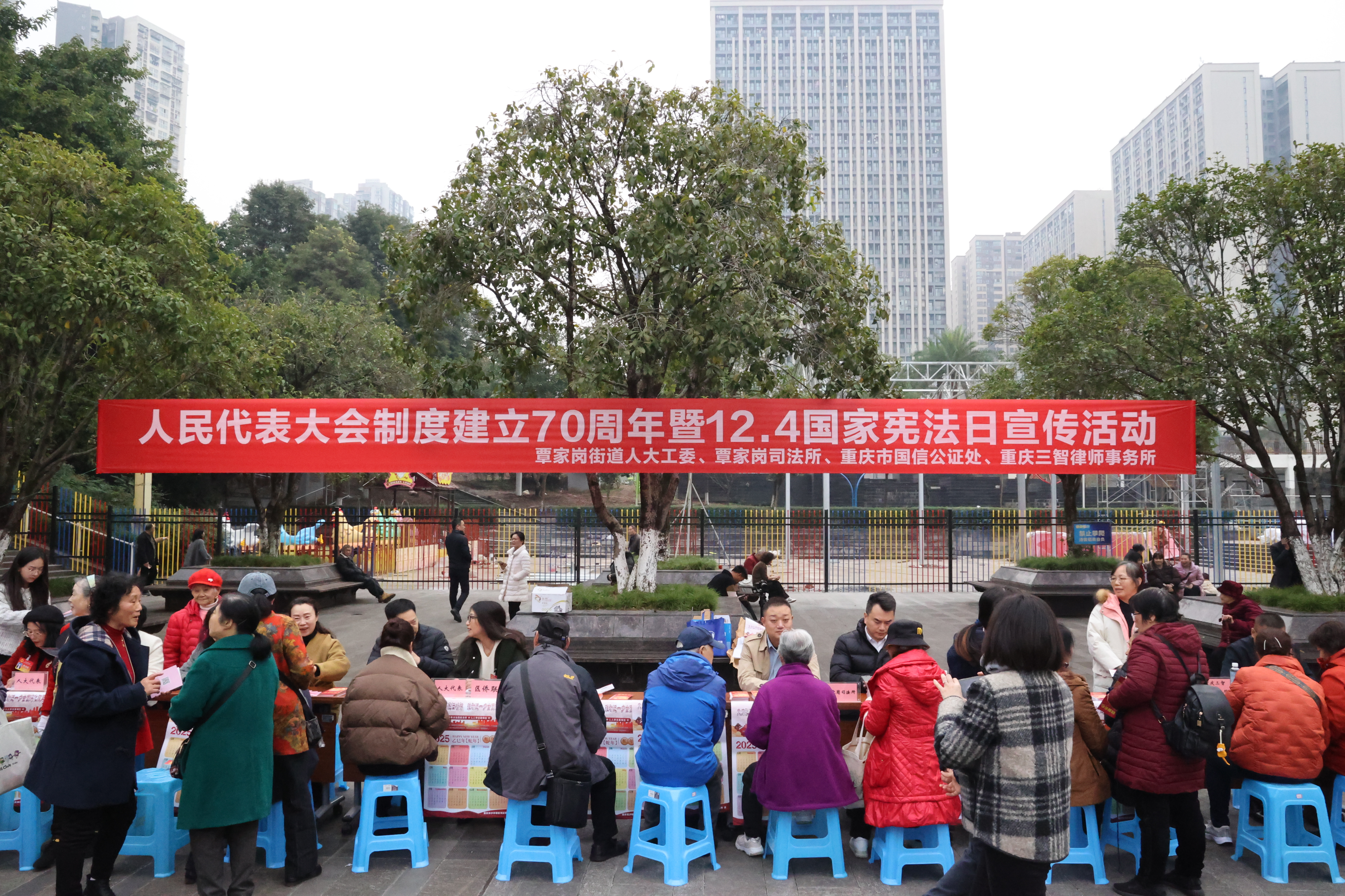 覃家岗司法所:送宪法进小区 让普法接地气.jpg