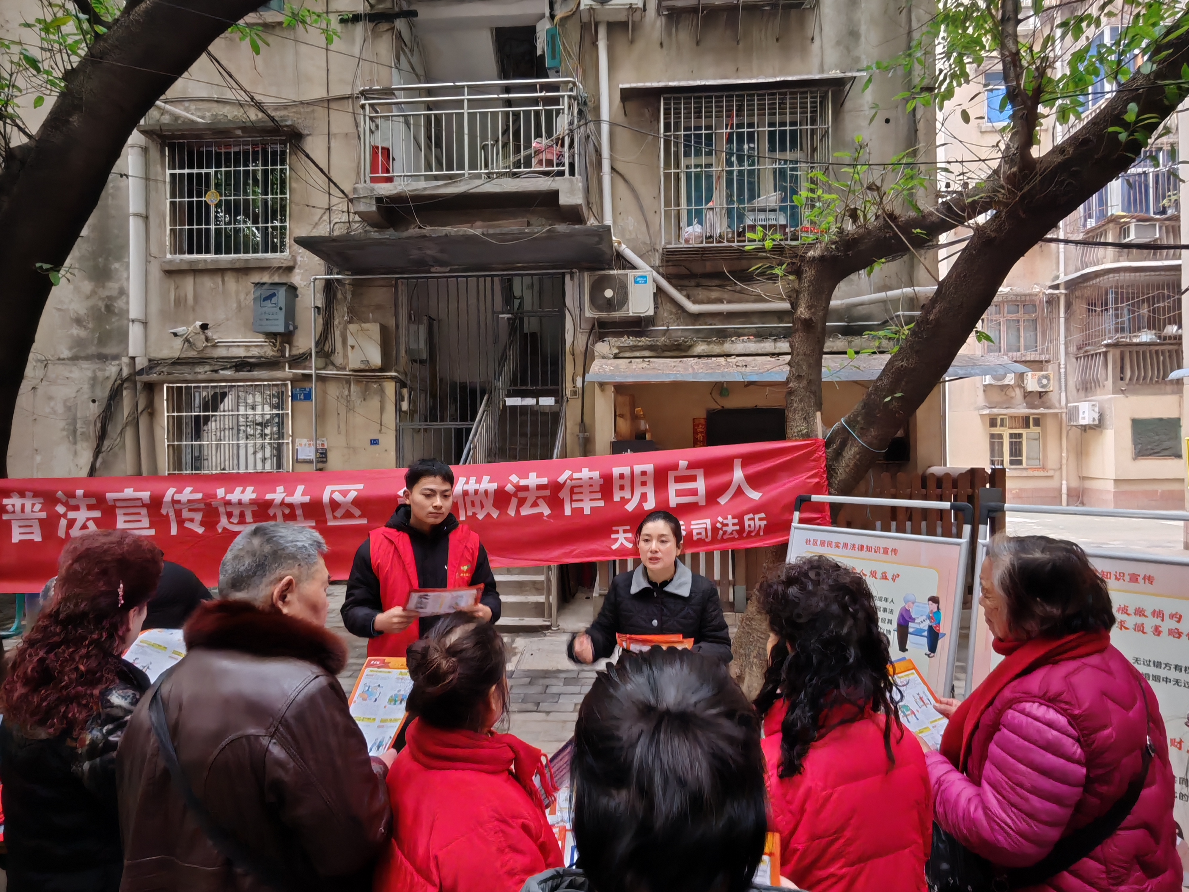 天星桥司法所:法治宣传进社区 普法惠民暖人心 (1).jpg