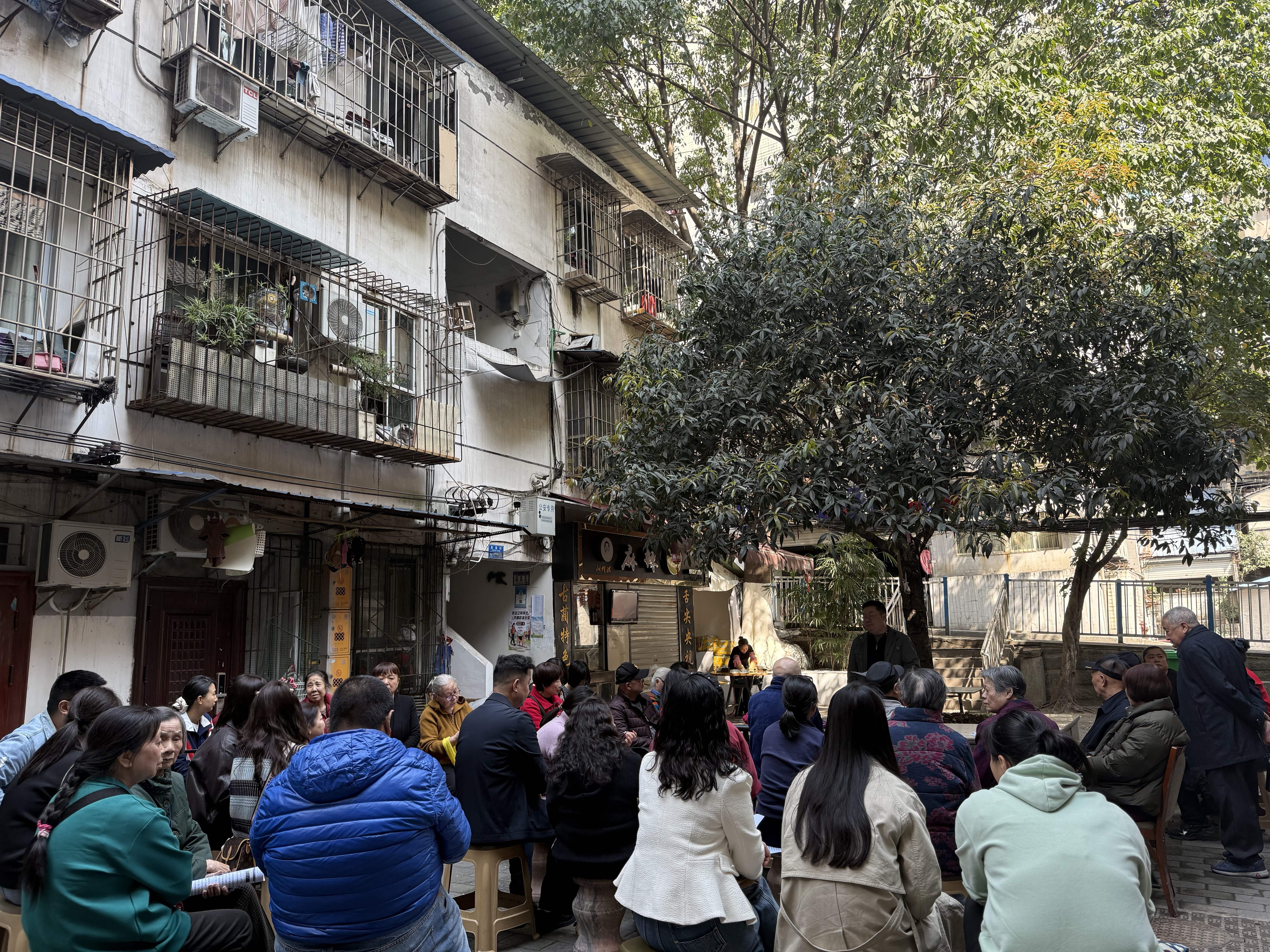 沙坪坝司法所:普法“搬”进院坝里 守护群众“头顶上的安全”.jpg