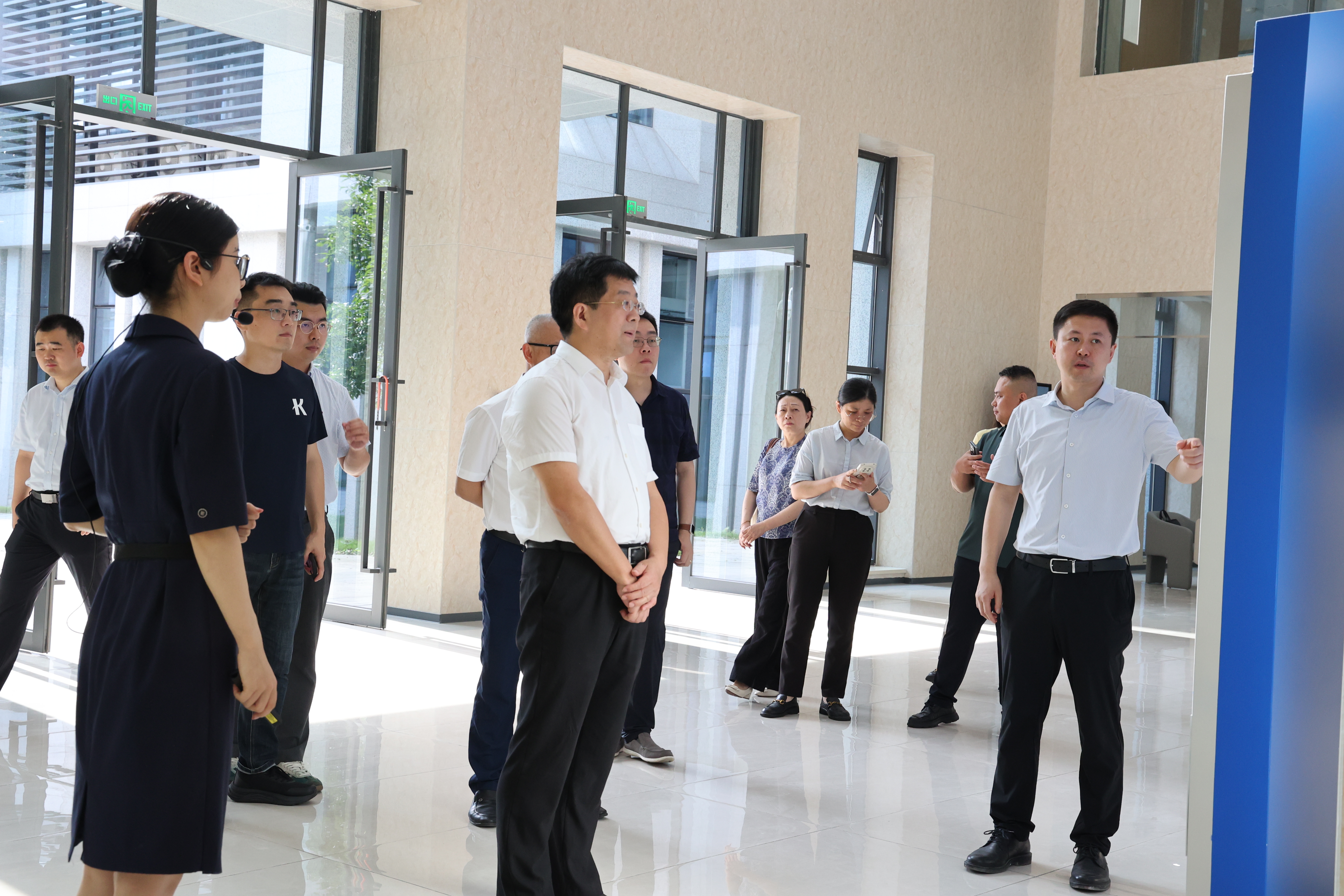 7.6-涉外法治 上海市司法局赴西部陆海新通道国际法务区考察交流(3).jpg