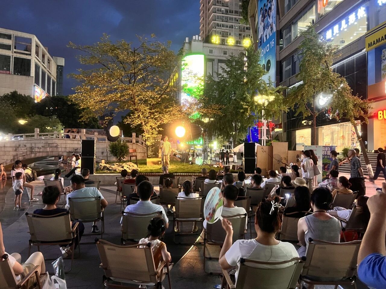 “树下音乐会”点亮夜经济 公共文化赋能城市烟火1.jpg
