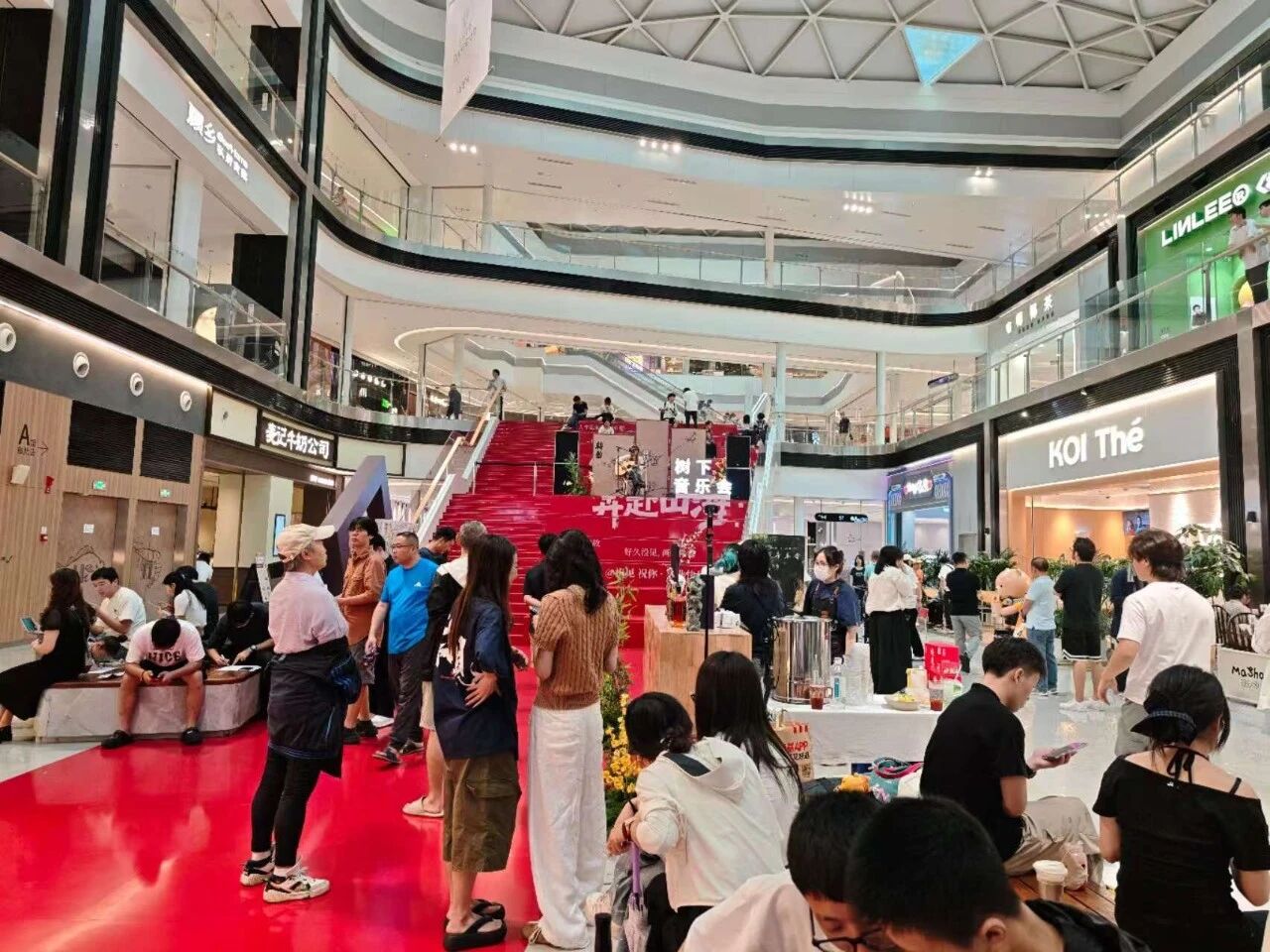 “树下音乐会”点亮夜经济 公共文化赋能城市烟火2.jpg