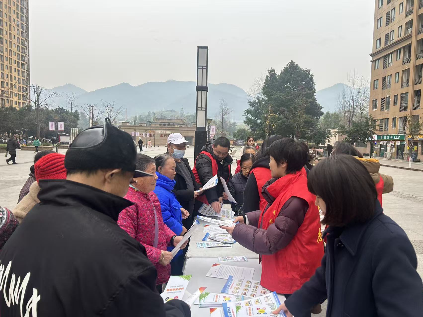 安全宣传进小区 筑牢防线护平安.jpg